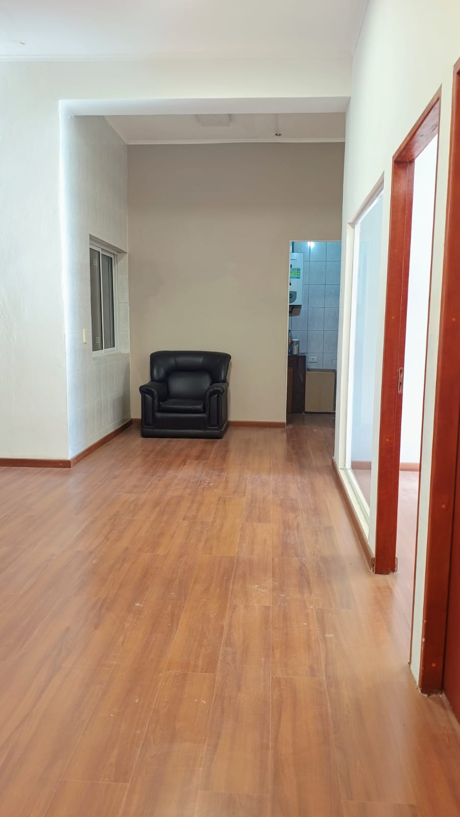Local comercial de 40m2 con baño privado · 5 oficinas · recepción · 2 box de atención · baño · cocina · patio · escritura - foto 9