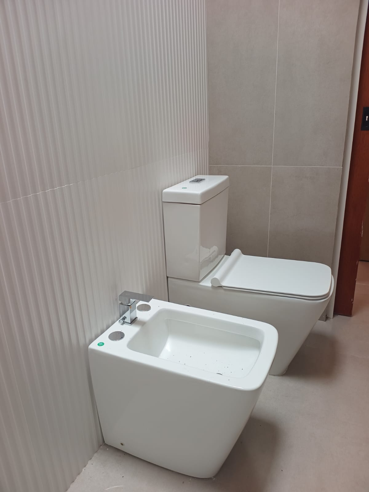2 dormitorios (ambos con Placard) · cocina integrada al estar comedor · baño · jardín delantero · patio con asador · cochera para 2 autos · calefacción central · lote 250m2 · superficie cubierta 120m2 - foto 15