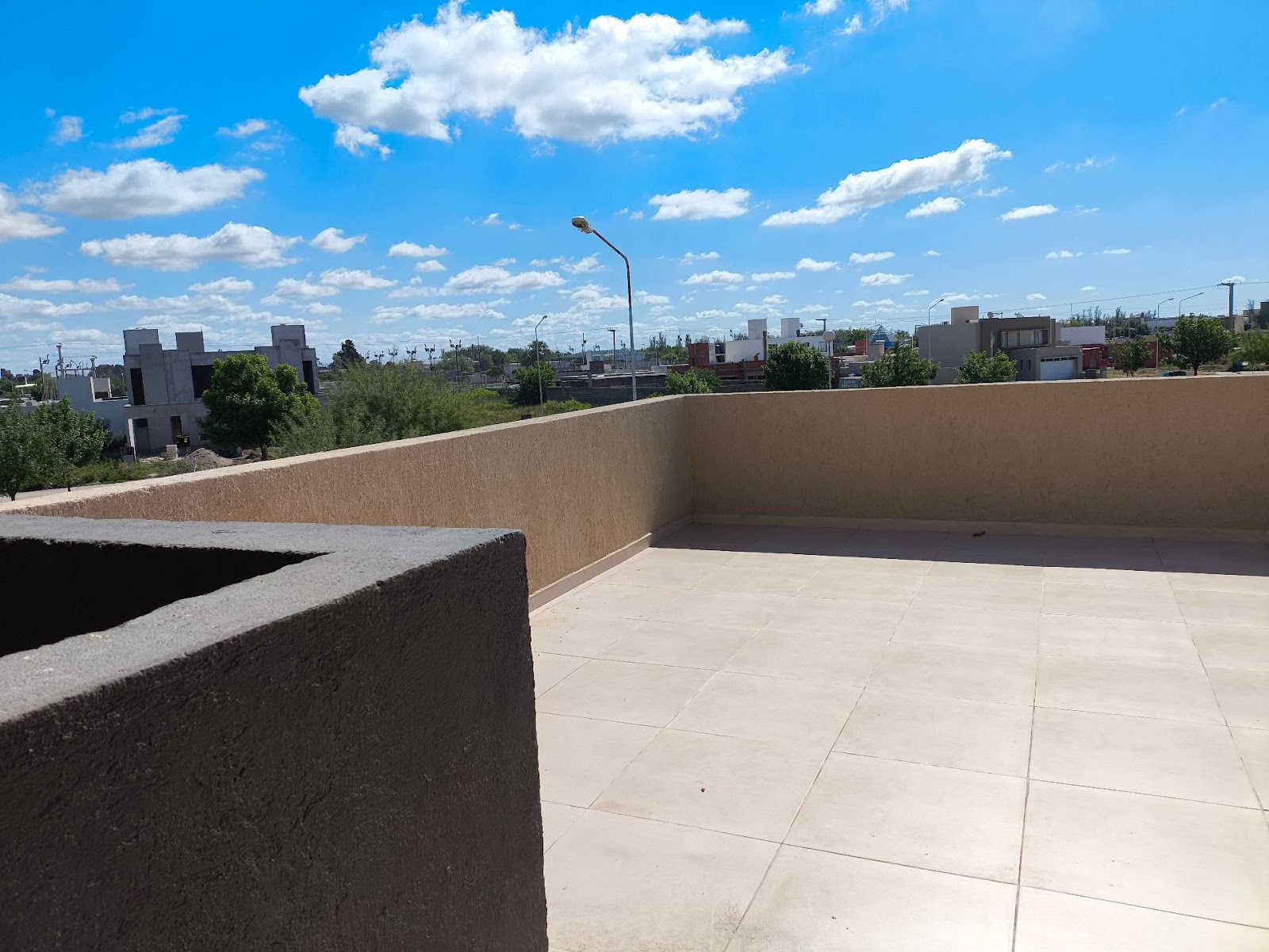 2 dormitorios (1 con vestidory terraza) · cocina integrada al living comedor · 2 baños · patio amplio con asador · cochera doble con portón automático · escritura en trámite - foto 10