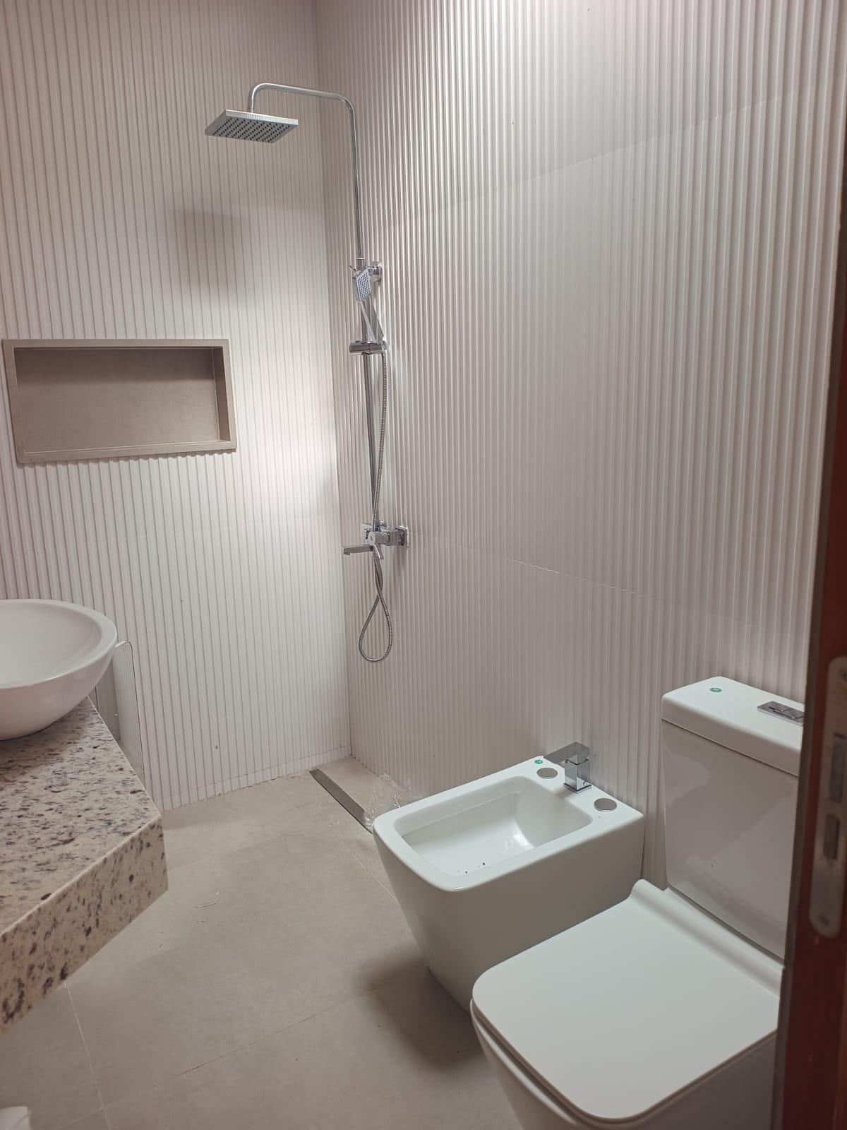 2 dormitorios (ambos con Placard) · cocina integrada al estar comedor · baño · jardín delantero · patio con asador · cochera para 2 autos · calefacción central · lote 250m2 · superficie cubierta 120m2 - foto 13