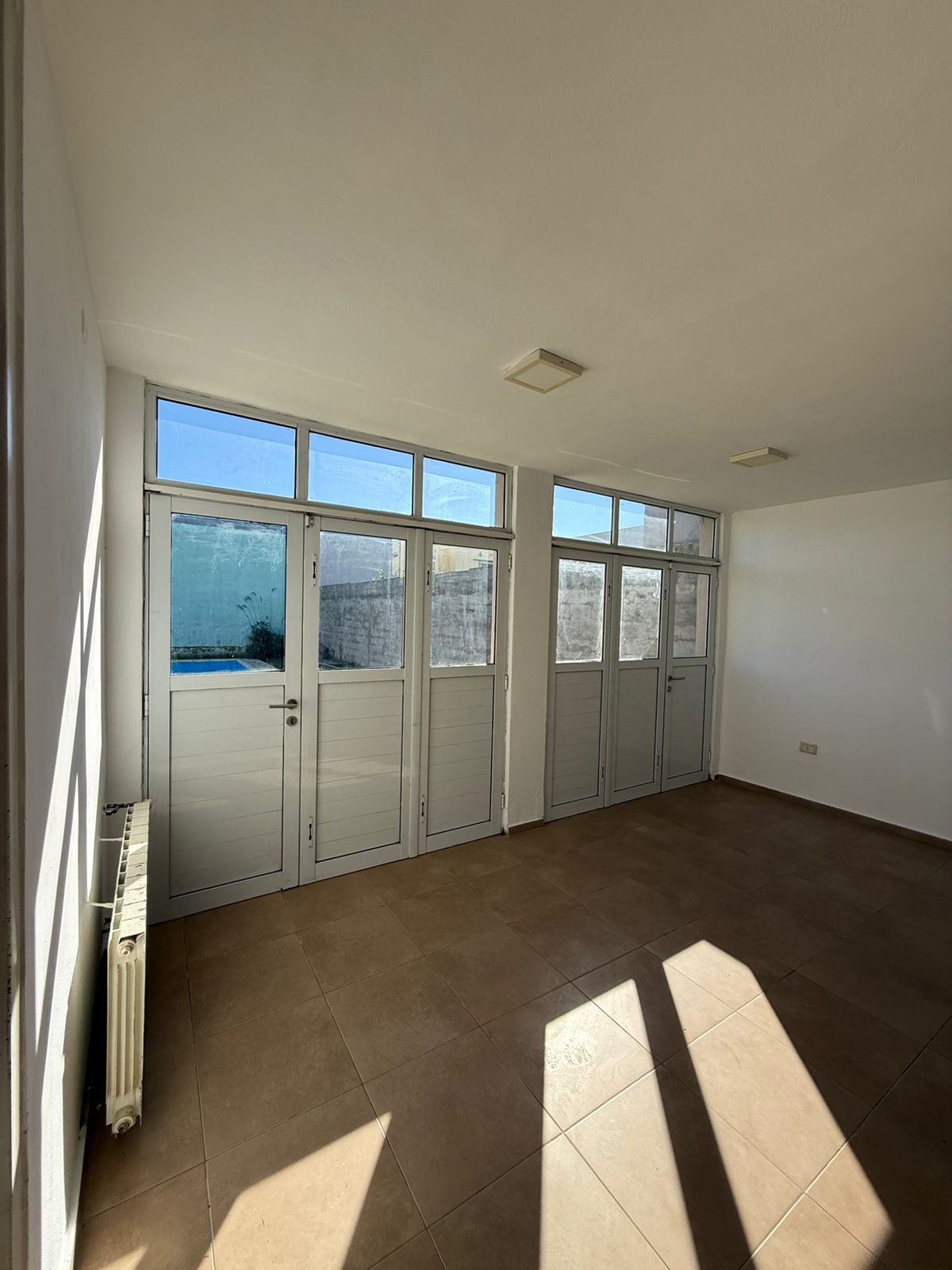 2 dormitorios ( ambos con Placard) · baño y ante baño · cocina · living comedor · lavadero · cochera doble en paralelo co portón automático · amplio patio con piscina · calefacción central por radiadores · superficie cubierta 127m2 · superficie lote 398m2 · antigüedad 2012 - foto 8