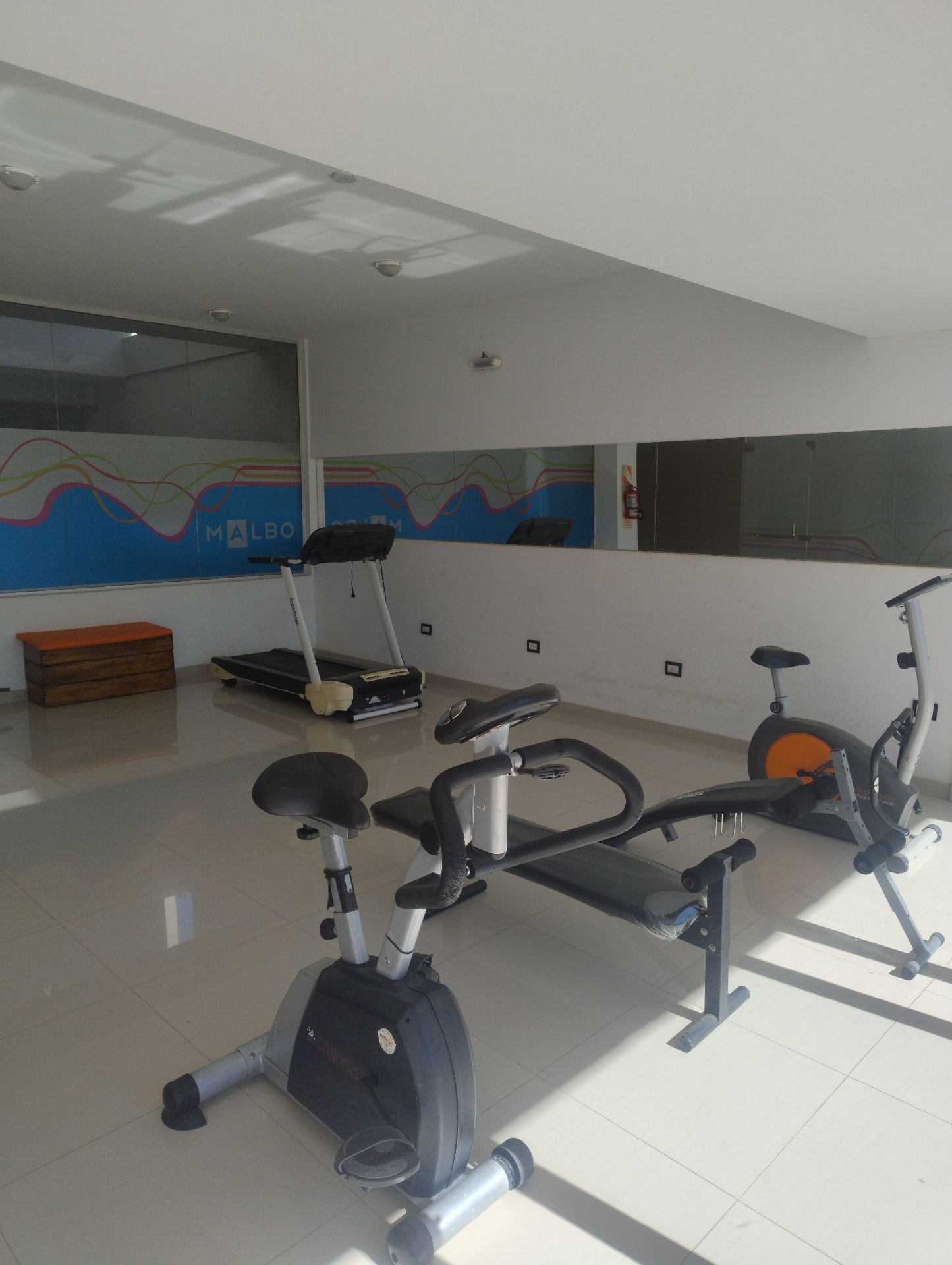 2 dormitorios · ( ambos con Placard) · 2 baños · cocina integrada al estar comedor · amplio balcón · calefacción central · cochera propia · escritura · 5to piso · piscina · sum · gym - foto 9