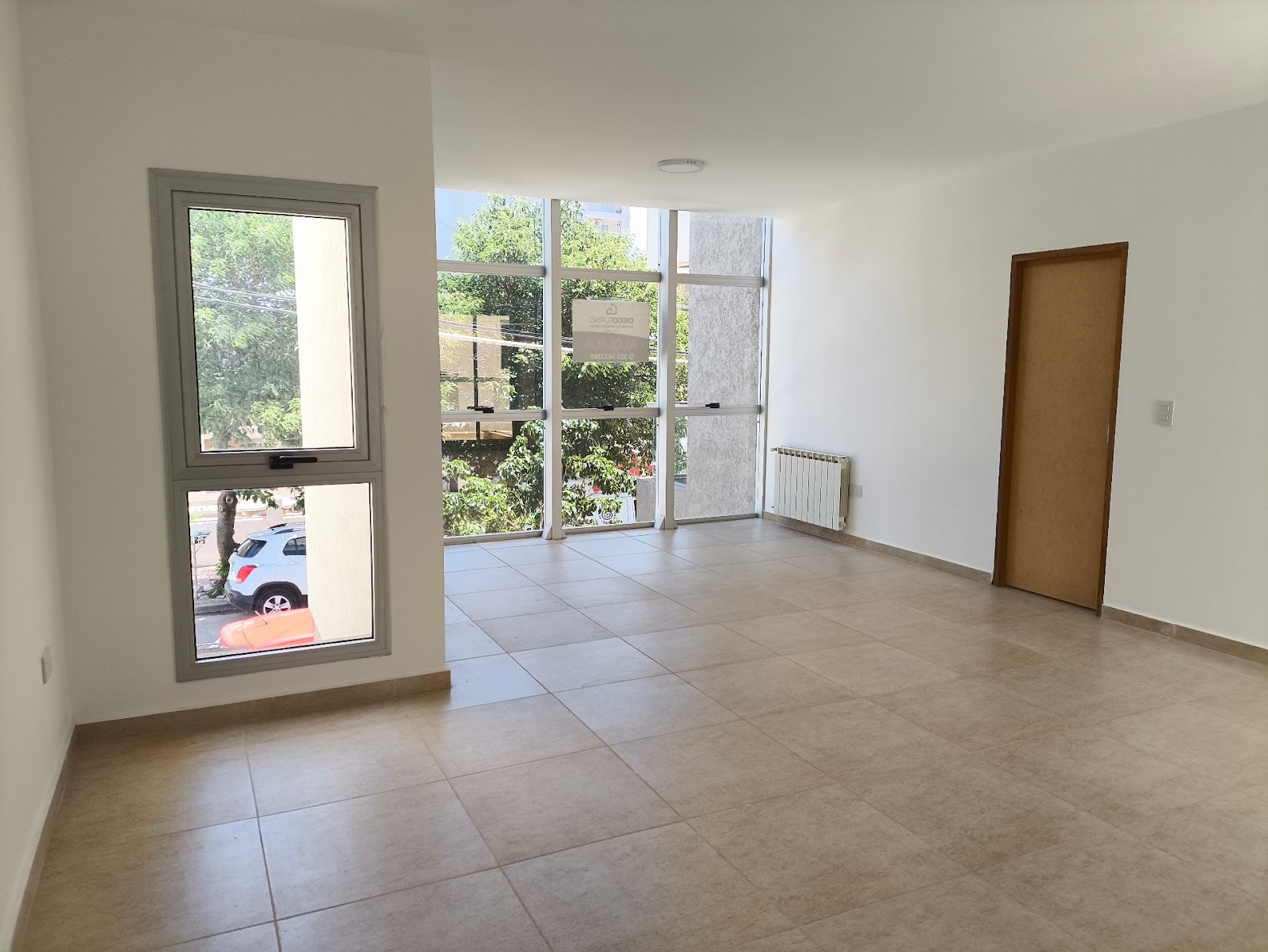 2 dormitorios (ambos con Placard) · cocina · living comedor · 2 balcónes · 1 baño · calefacción central · pisos en porcelanato · 75m2 propios · 2 cocheras · escritura en trámite - foto 2
