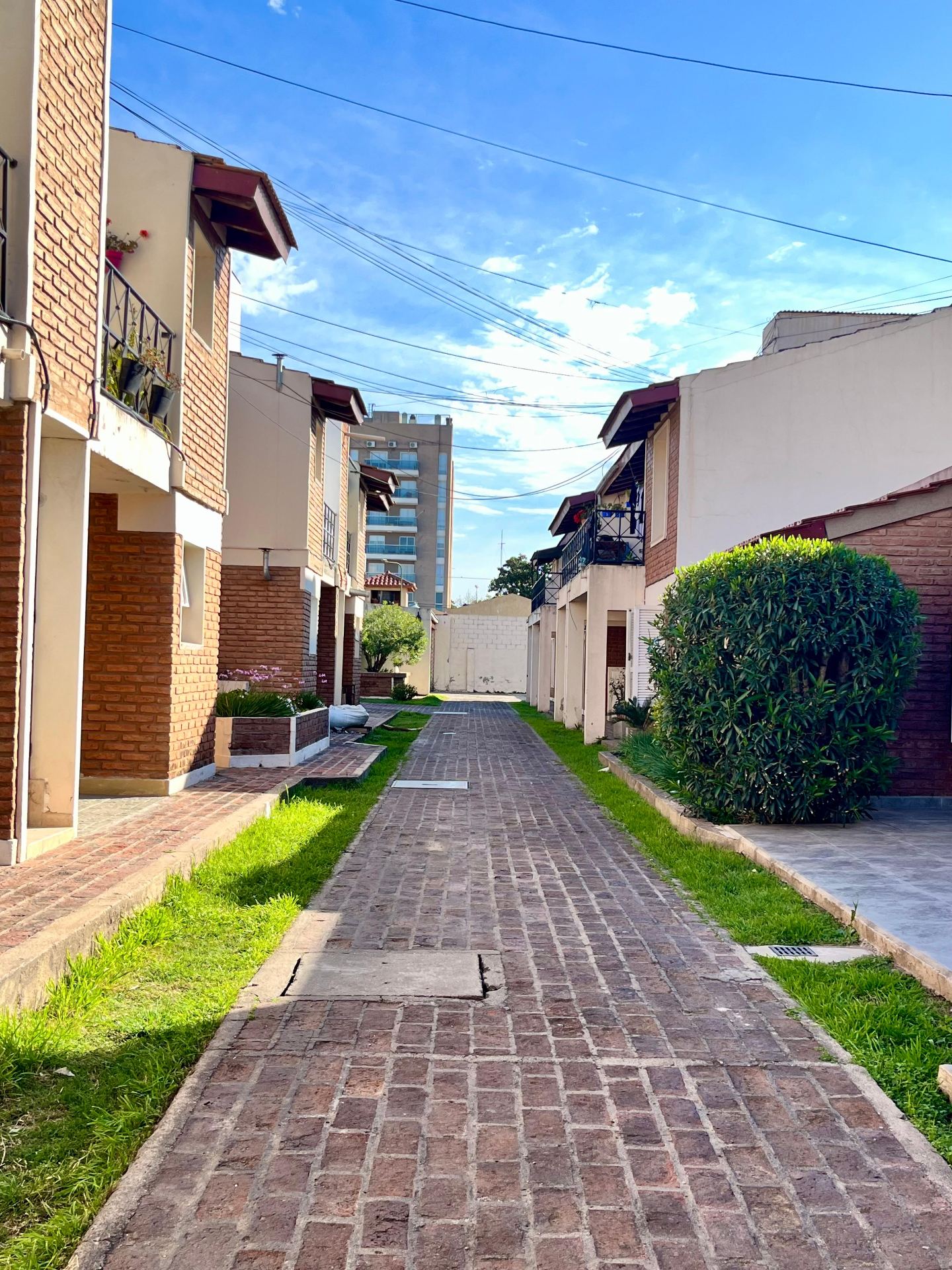 2 dormitorios · planta baja · cocina comedor · baño · Patio · cochera propia · escritura · apto crédito - foto 6