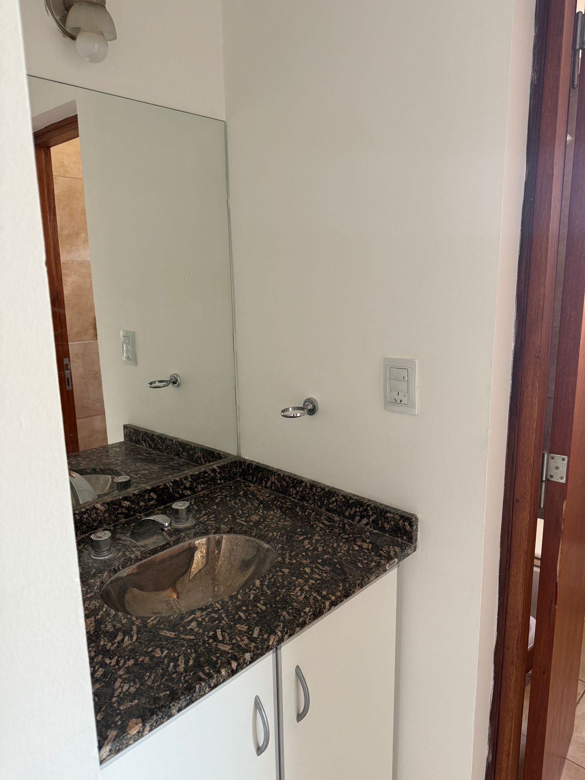2 dormitorios · cocina · living comedor · balcón · vista frente · 4to piso · escritura - foto 7