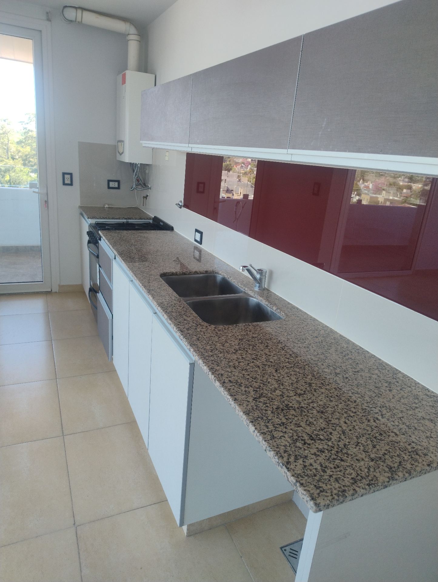2 dormitorios · ( ambos con Placard) · 2 baños · cocina integrada al estar comedor · amplio balcón · calefacción central · cochera propia · escritura · 5to piso · piscina · sum · gym - foto 2