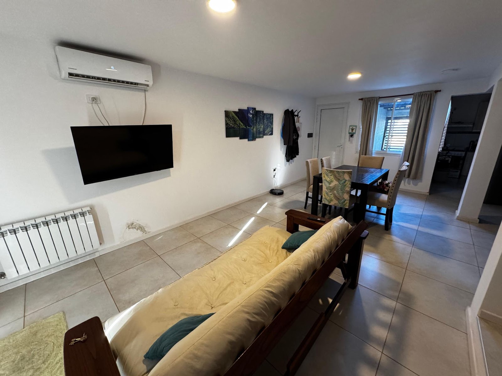 2 dormitorios ( ambos con Placard) · 2 baños (principal con ante baño) · cochera doble con portón automático · patio amplio con asador · escritura en trámite - foto 2
