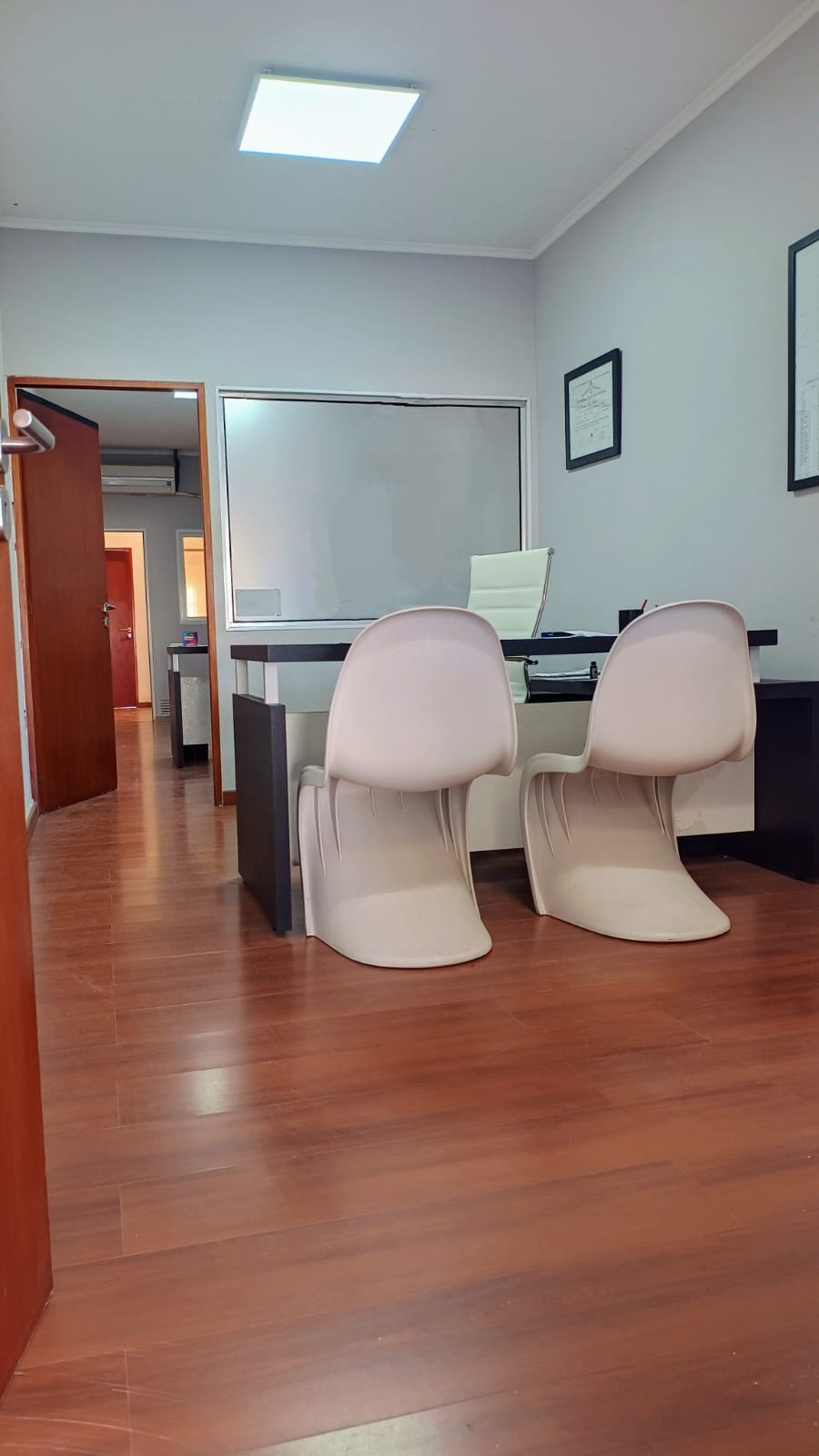 Local comercial de 40m2 con baño privado · 5 oficinas · recepción · 2 box de atención · baño · cocina · patio · escritura - foto 3
