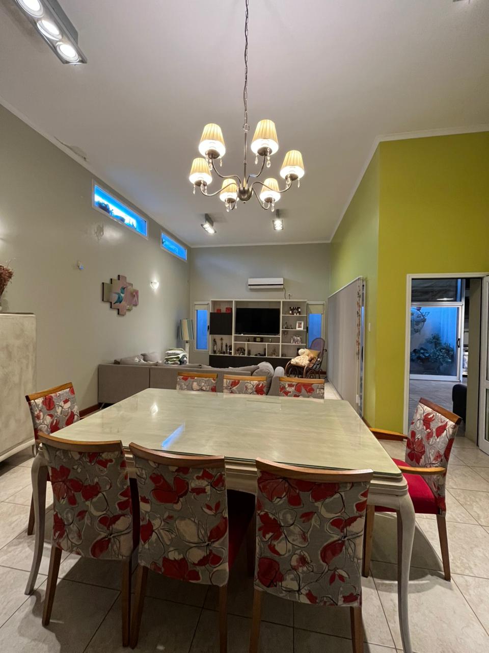 3 dormitorios ( 2 p/baja-suite en p/alta) · 4 baños en total · cocina · living comedor · garaje doble paralelo · quincho · amplio patio con piscina · patio de luz · calefacción por loza radiante · superf. Cubierta 330m2 · lote 12.85 x 45 25 total 581.46m2 · antigüedad 2010/2020 - foto 2