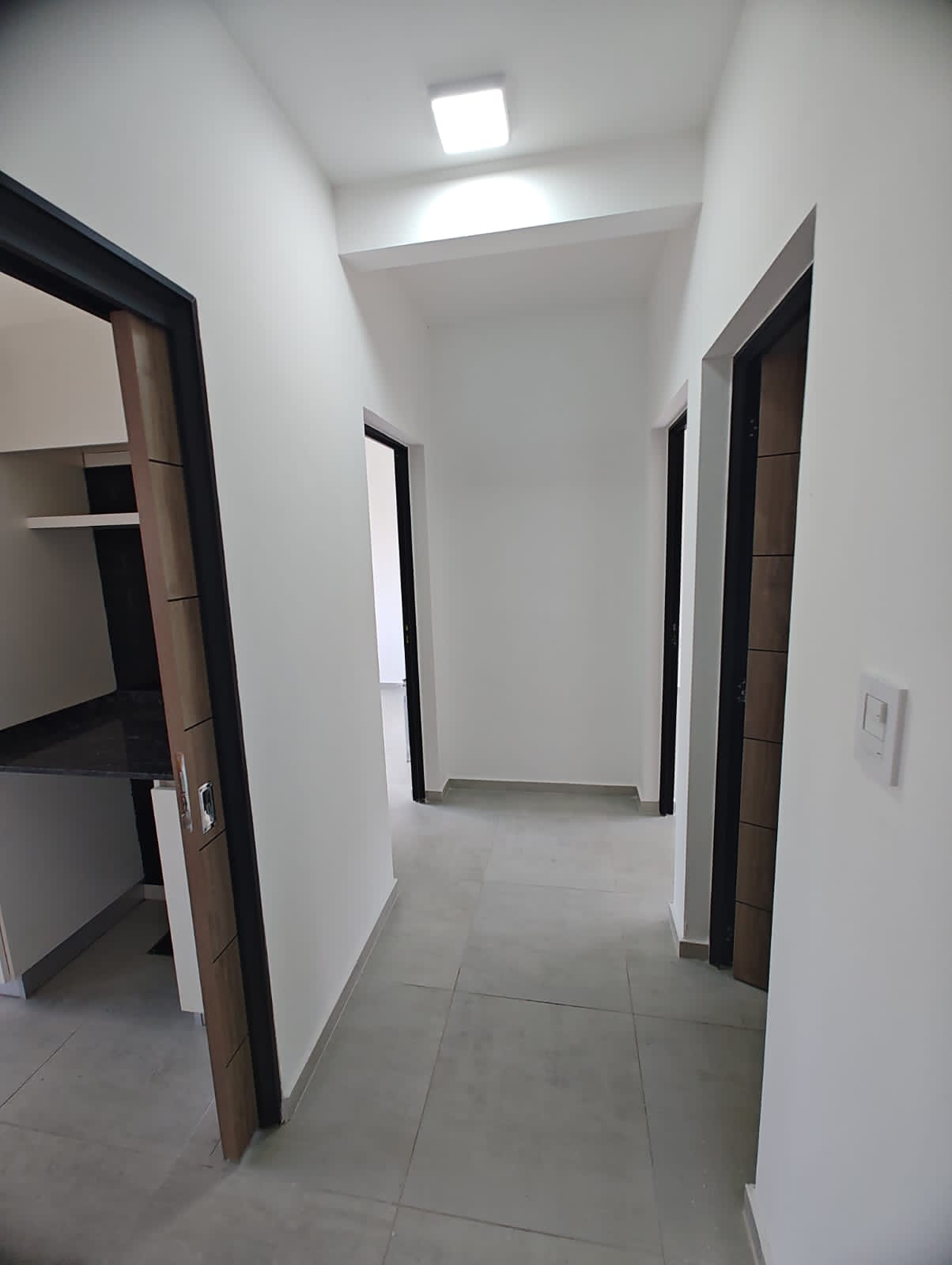 2 dormitorios (1 con vestidor/1 con Placard) · 2 baños · cocina integrada al estar comedor · galería con asador · patio · cochera doble · calefacción central · escritura - foto 5