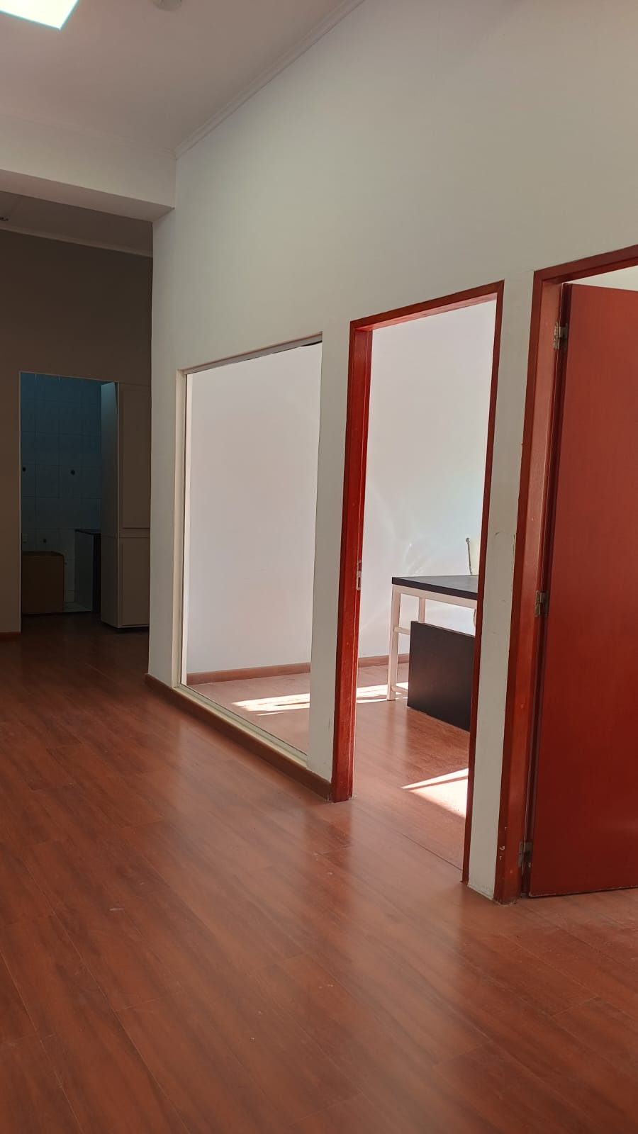Local comercial de 40m2 con baño privado · 5 oficinas · recepción · 2 box de atención · baño · cocina · patio · escritura - foto 2