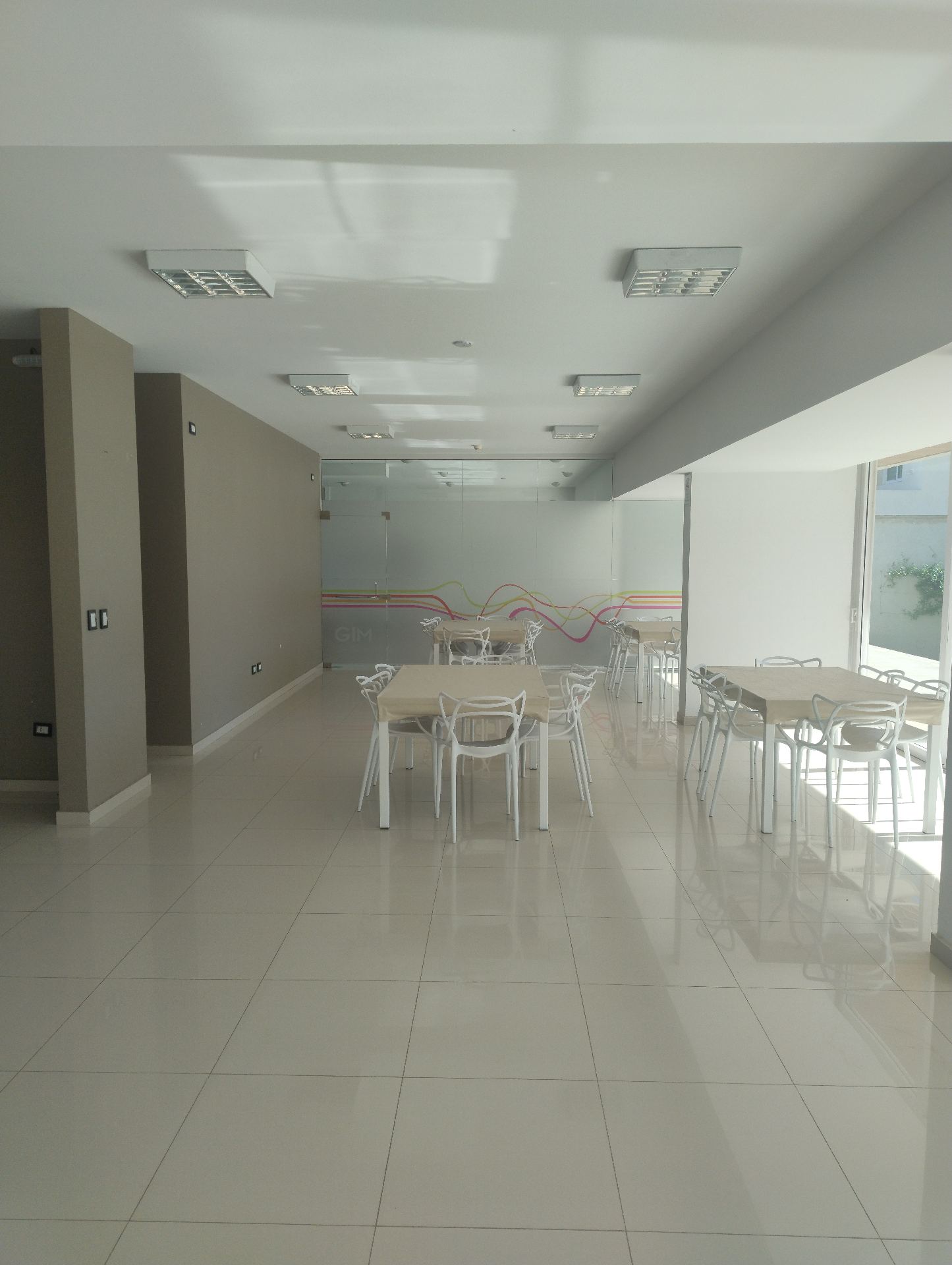 2 dormitorios · ( ambos con Placard) · 2 baños · cocina integrada al estar comedor · amplio balcón · calefacción central · cochera propia · escritura · 5to piso · piscina · sum · gym - foto 10