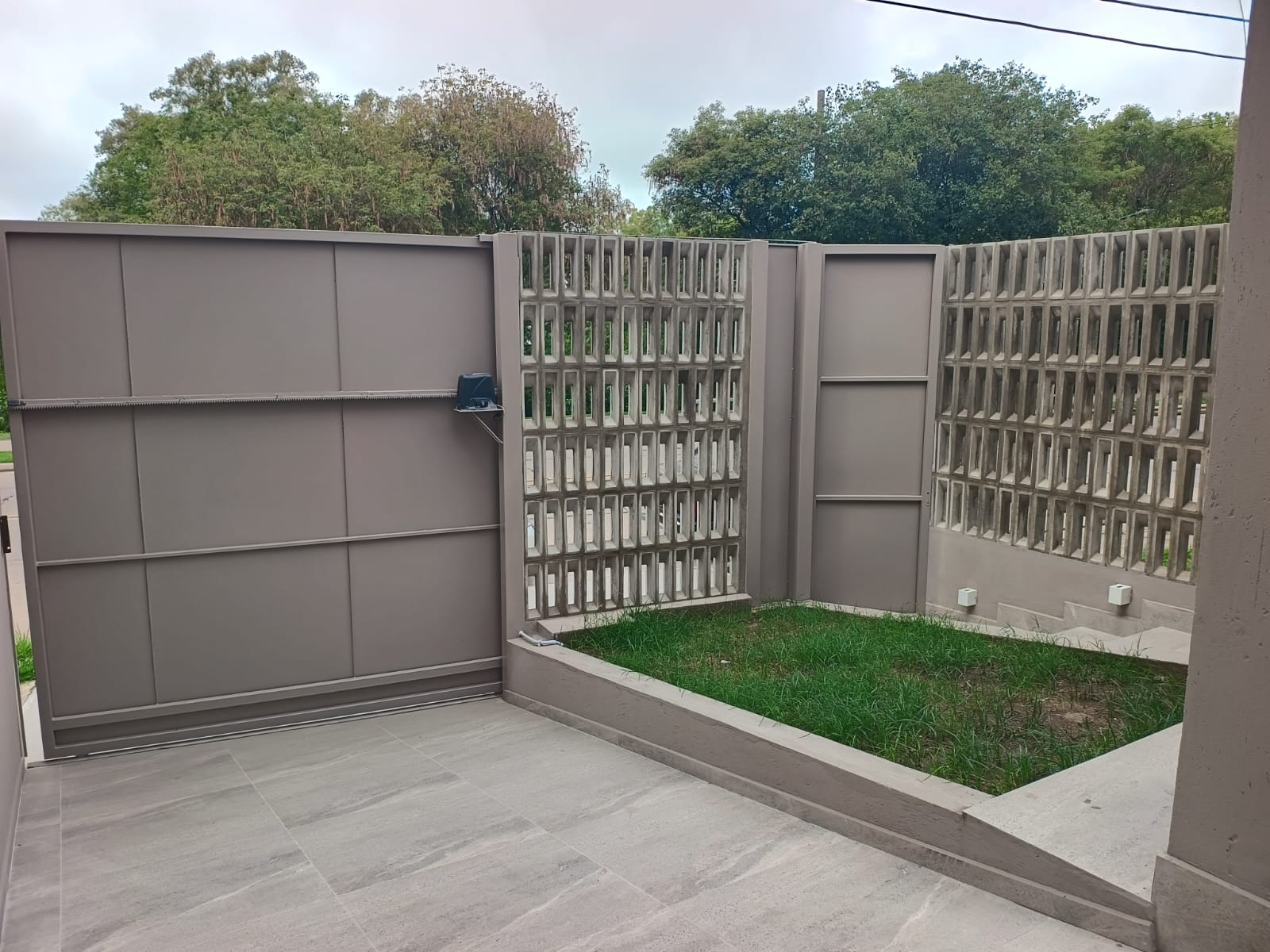 2 dormitorios (ambos con Placard) · cocina integrada al estar comedor · baño · jardín delantero · patio con asador · cochera para 2 autos · calefacción central · lote 250m2 · superficie cubierta 120m2 - foto 10