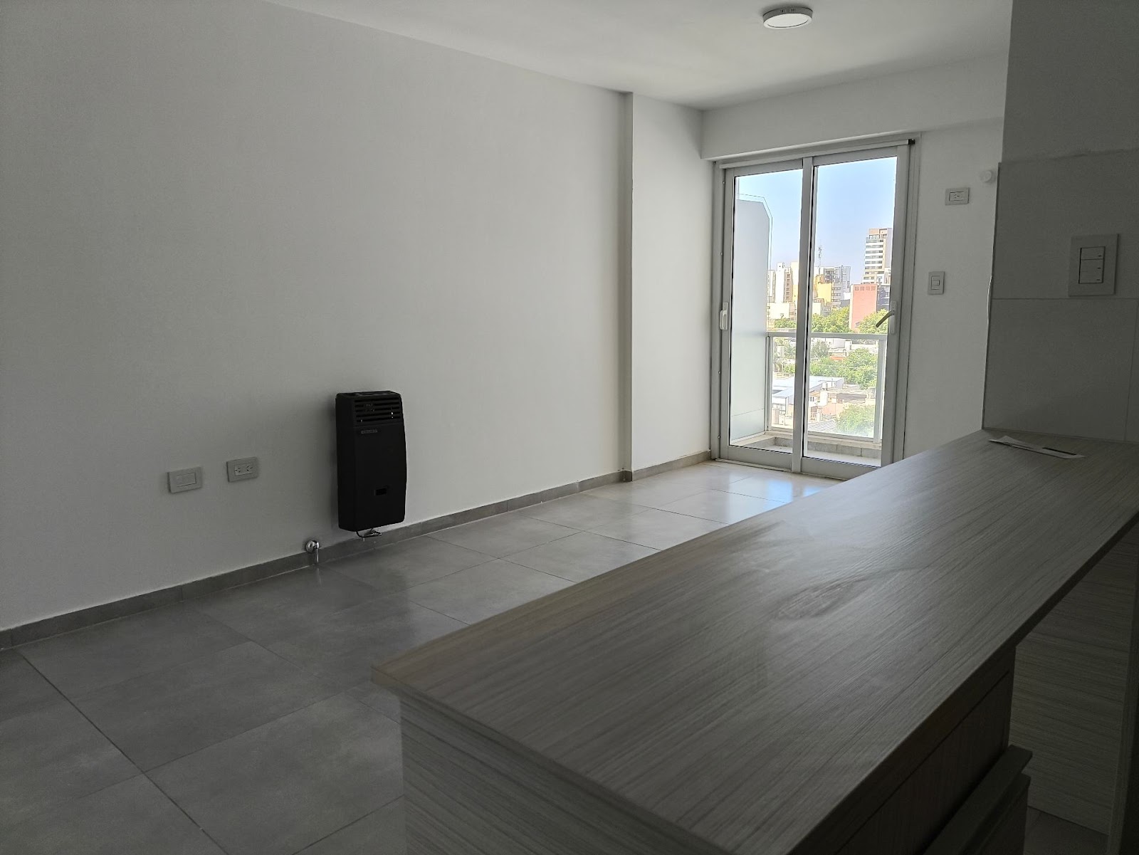 1 dormitorio (Placard) · cocina integrada al estar comedor · balcón · baño · 10mo piso · piscina y parrilleros en terraza · escritura · desocupado - foto 14