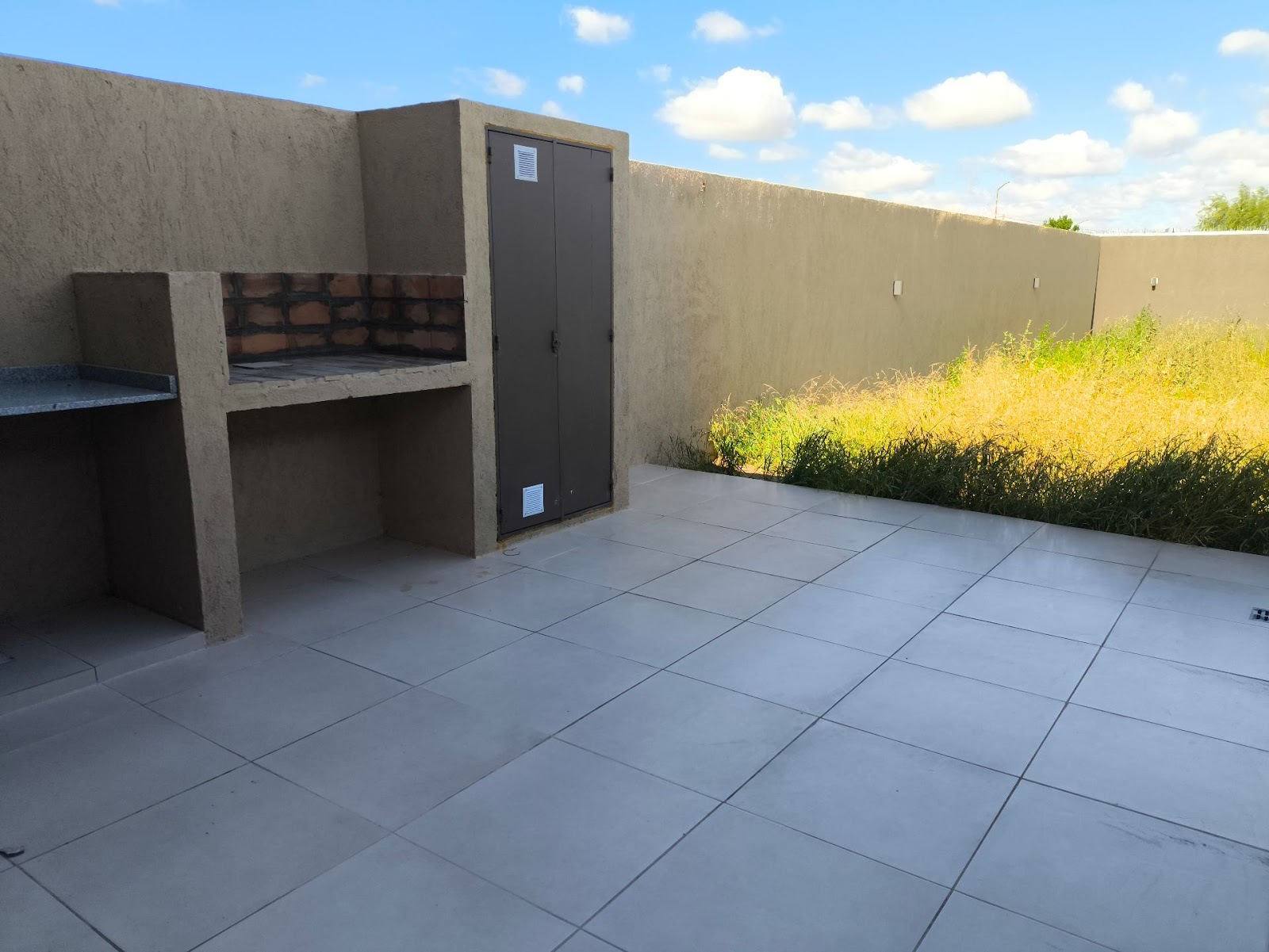 2 dormitorios (1 con vestidory terraza) · cocina integrada al living comedor · 2 baños · patio amplio con asador · cochera doble con portón automático · escritura en trámite - foto 5