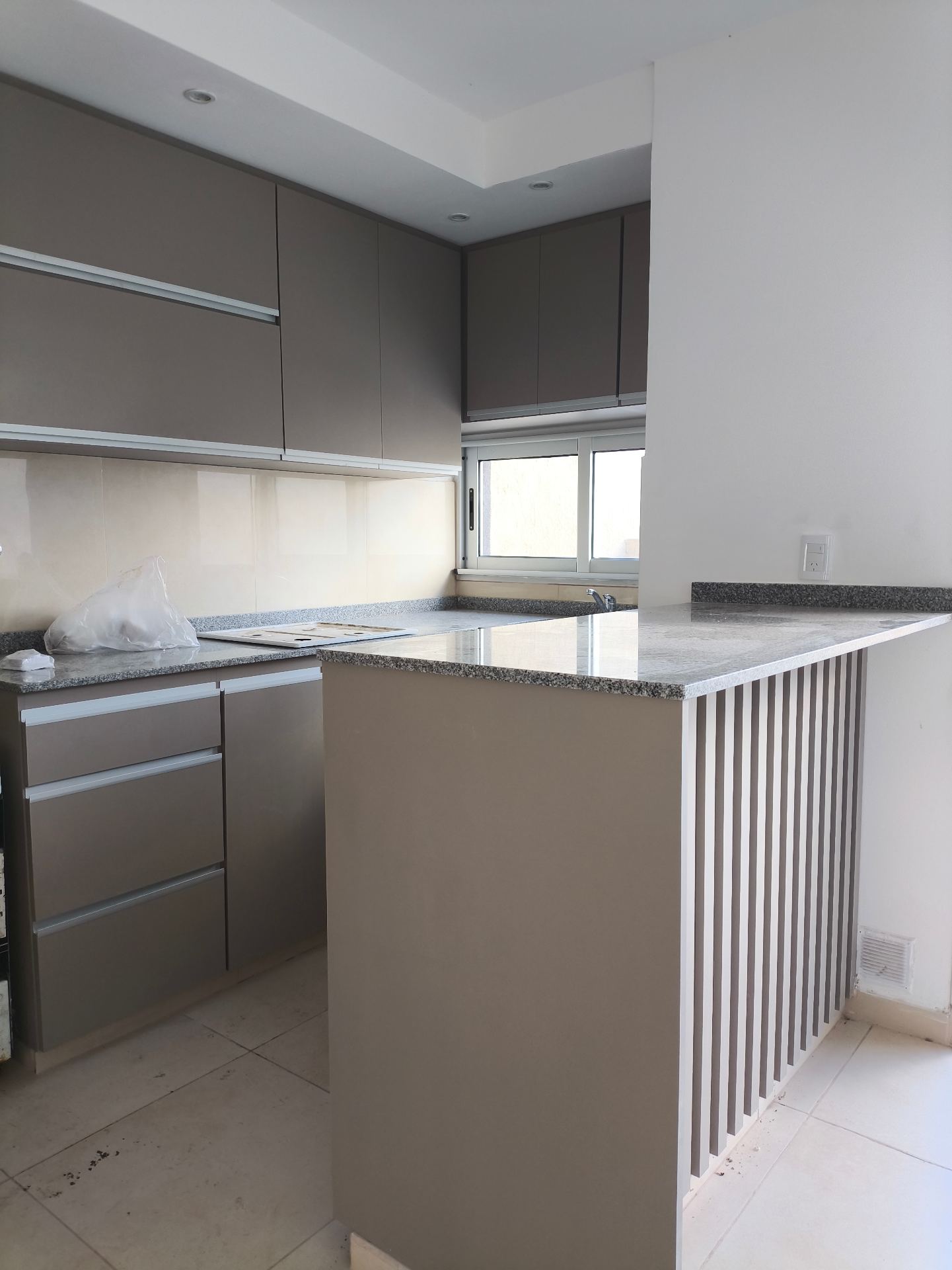 2 dormitorios (1 con vestidory terraza) · cocina integrada al living comedor · 2 baños · patio amplio con asador · cochera doble con portón automático · escritura en trámite - foto 2