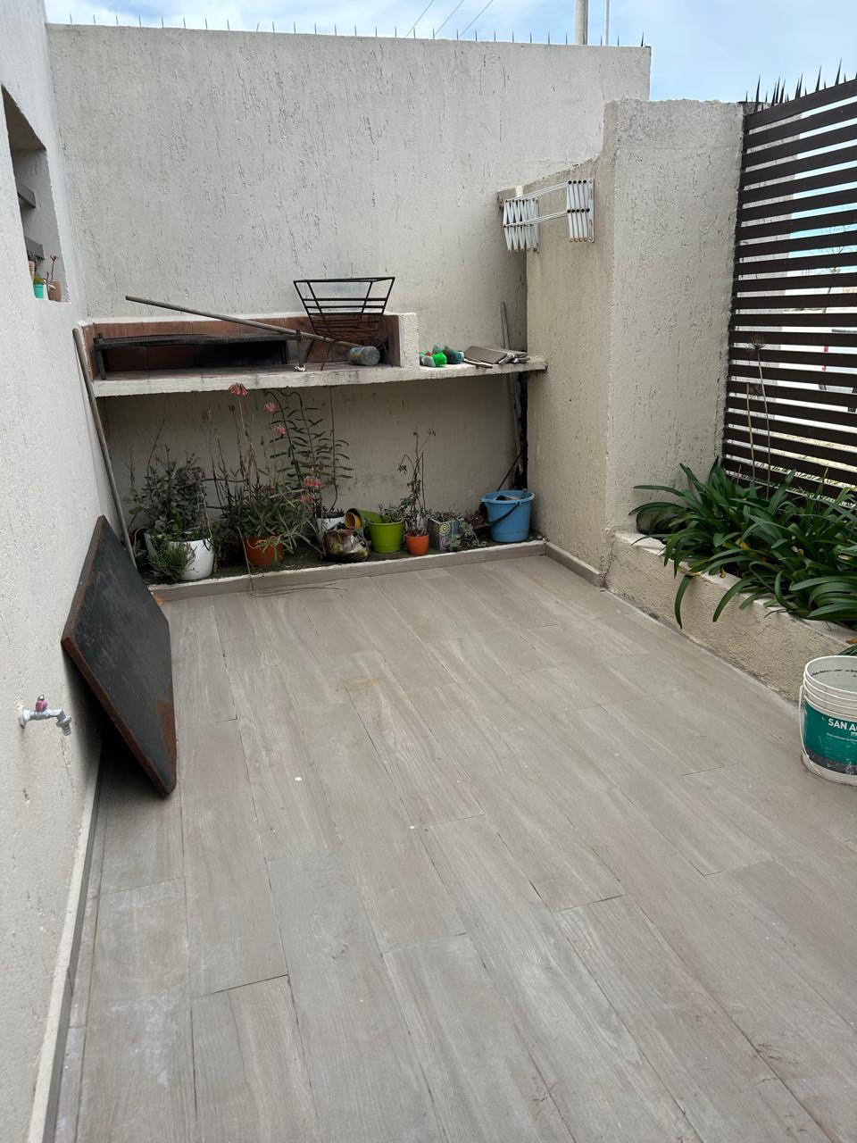 3 dormitorios · 2 baños · cocina comedor · patio · cochera · calefacción central · superficie cubierta 125m2 · escritura en trámite - foto 8