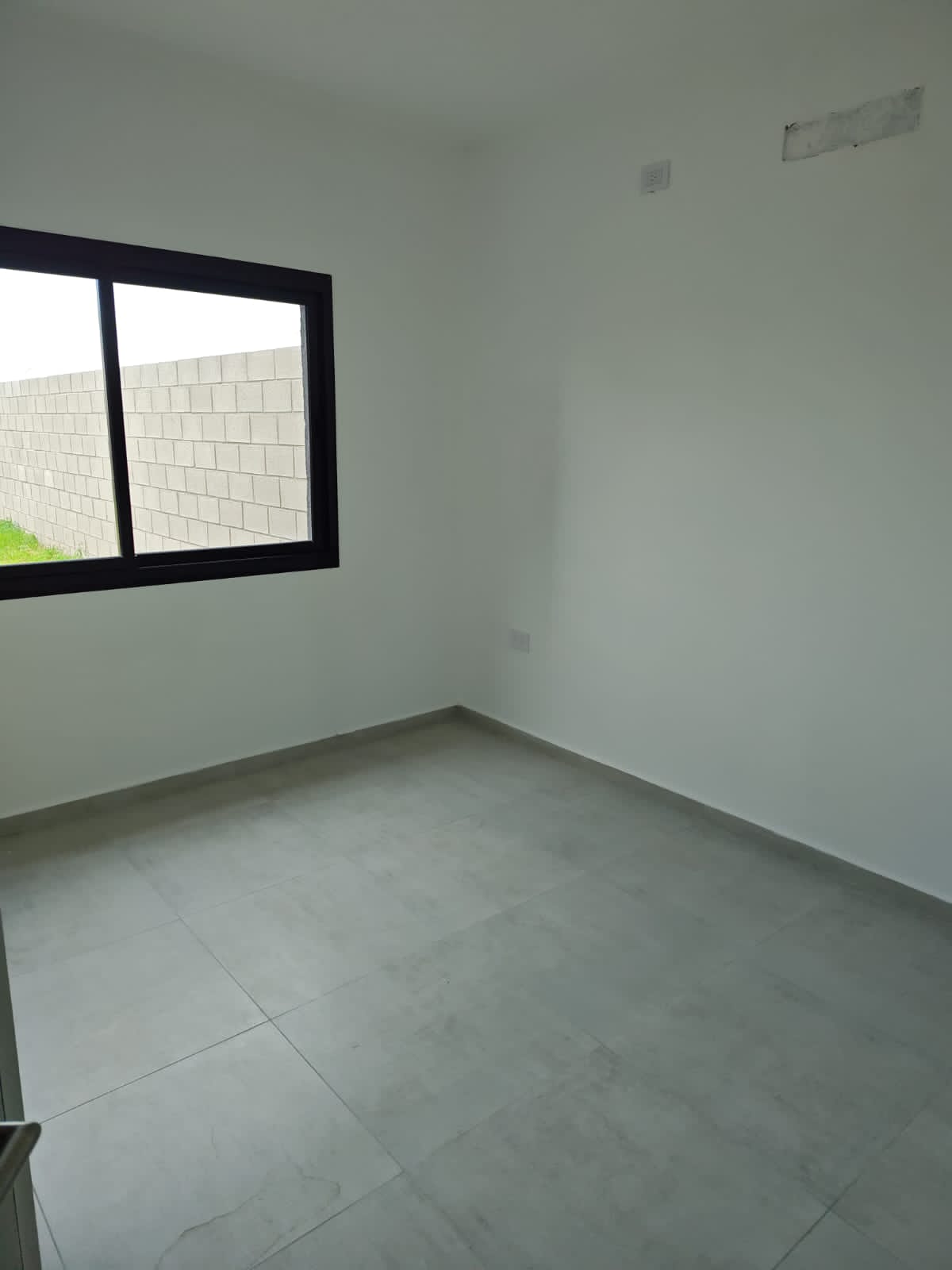 2 dormitorios (1 con vestidor/1 con Placard) · 2 baños · cocina integrada al estar comedor · galería con asador · patio · cochera doble · calefacción central · escritura - foto 11