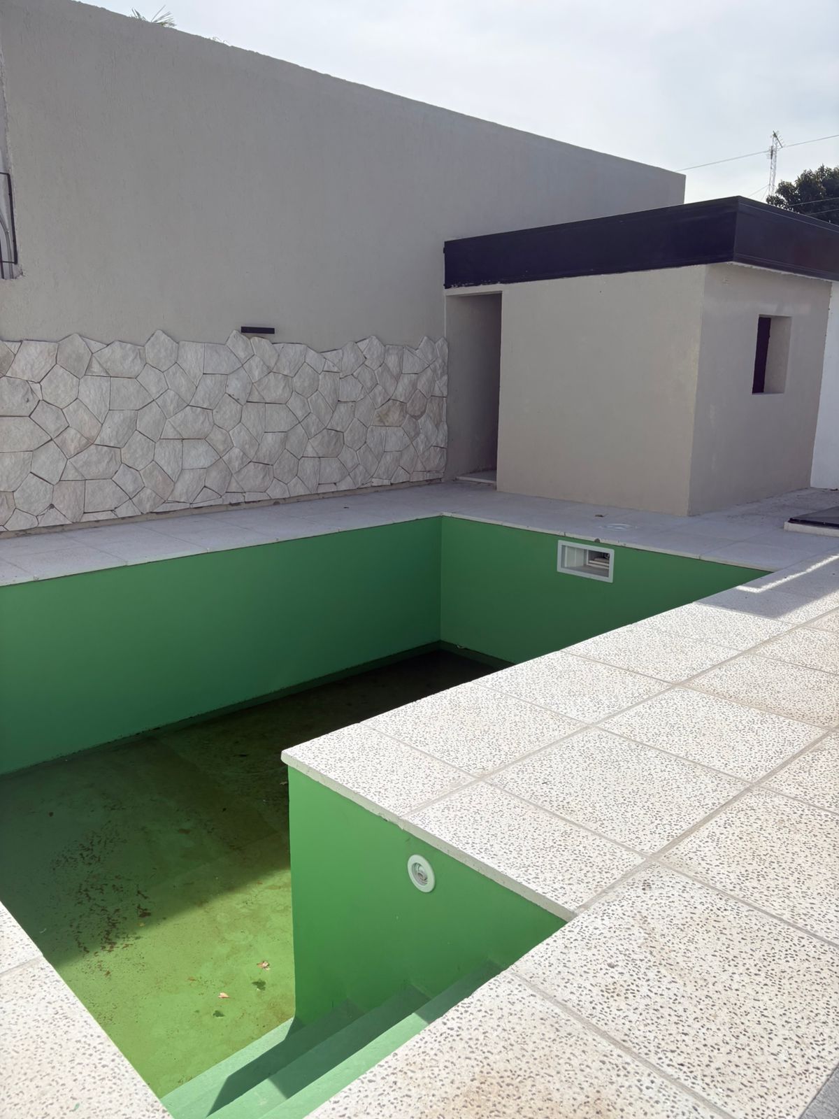 2 dormitorios (1 c/vestidor) · 2 baños · cocina integrada · estar comedor · lavadero despensa · galería con asador · patio con piscina y depósito · cochera doble con portón automático · calefacción central · lote 255m2 · superf. Cubierta 198m2 - foto 7