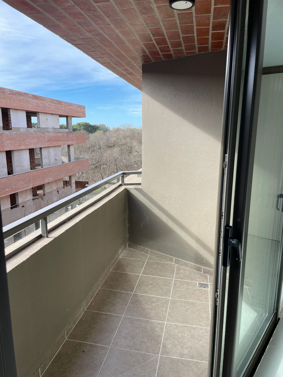 3 dormitorios (Placard) · 2 baños ( principal con ante baño) cocina · living comedor · balcón · 1 er piso ctra frente · gym · piscina parrilleros - foto 8