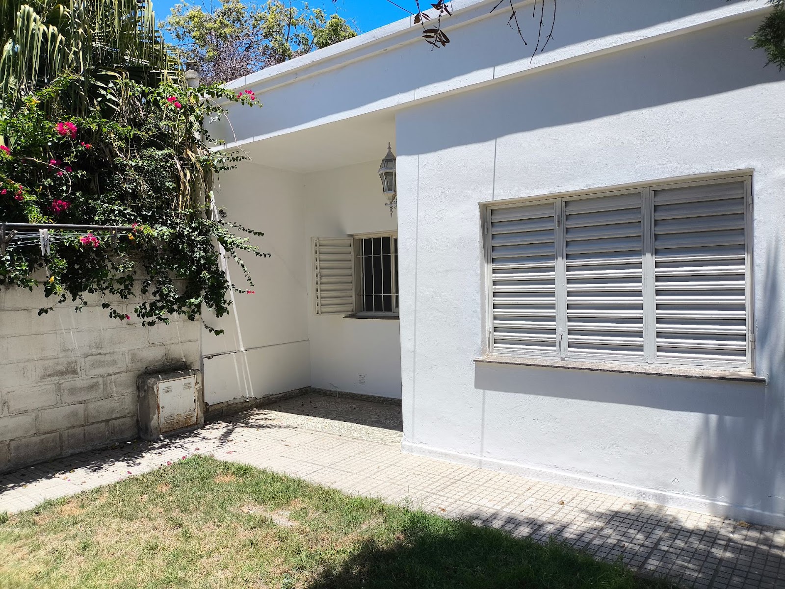 2 dormitorios (1 con Placard) · cocina · comedor · baño · lavadero · patio · escritura - foto 2