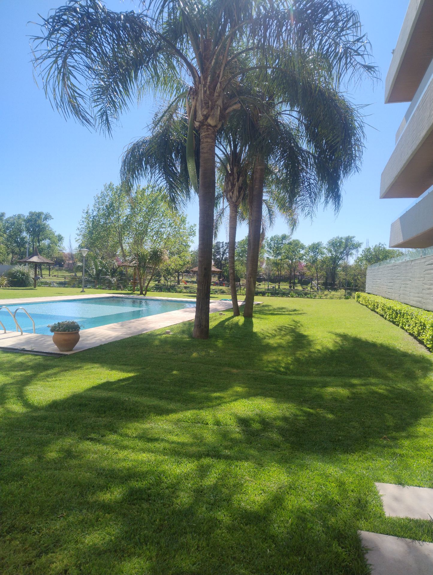 2 dormitorios · ( ambos con Placard) · 2 baños · cocina integrada al estar comedor · amplio balcón · calefacción central · cochera propia · escritura · 5to piso · piscina · sum · gym - foto 7