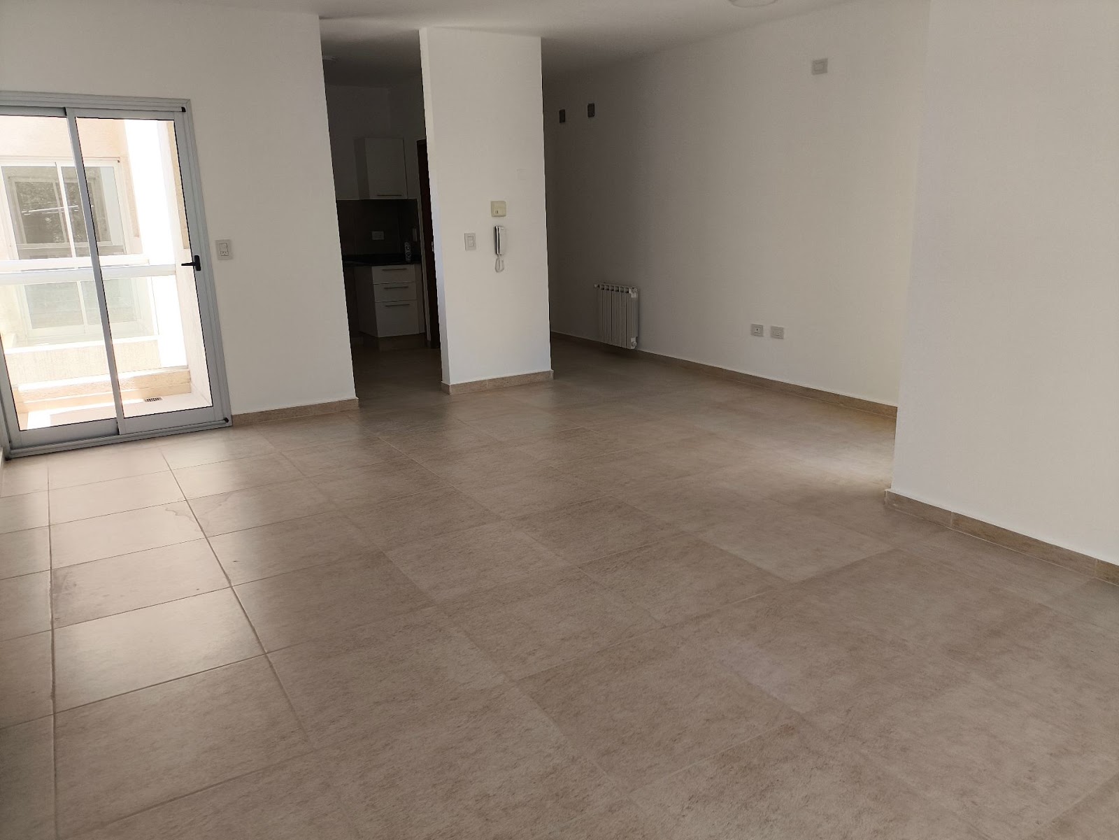 2 dormitorios (ambos con Placard) · cocina · living comedor · 2 balcónes · 1 baño · calefacción central · pisos en porcelanato · 75m2 propios · 2 cocheras · escritura en trámite - foto 8