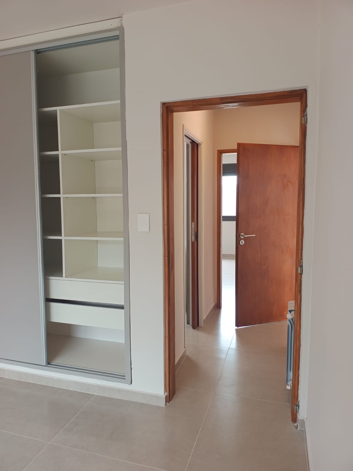 2 dormitorios (ambos con Placard) · cocina integrada al estar comedor · baño · jardín delantero · patio con asador · cochera para 2 autos · calefacción central · lote 250m2 · superficie cubierta 120m2 - foto 6