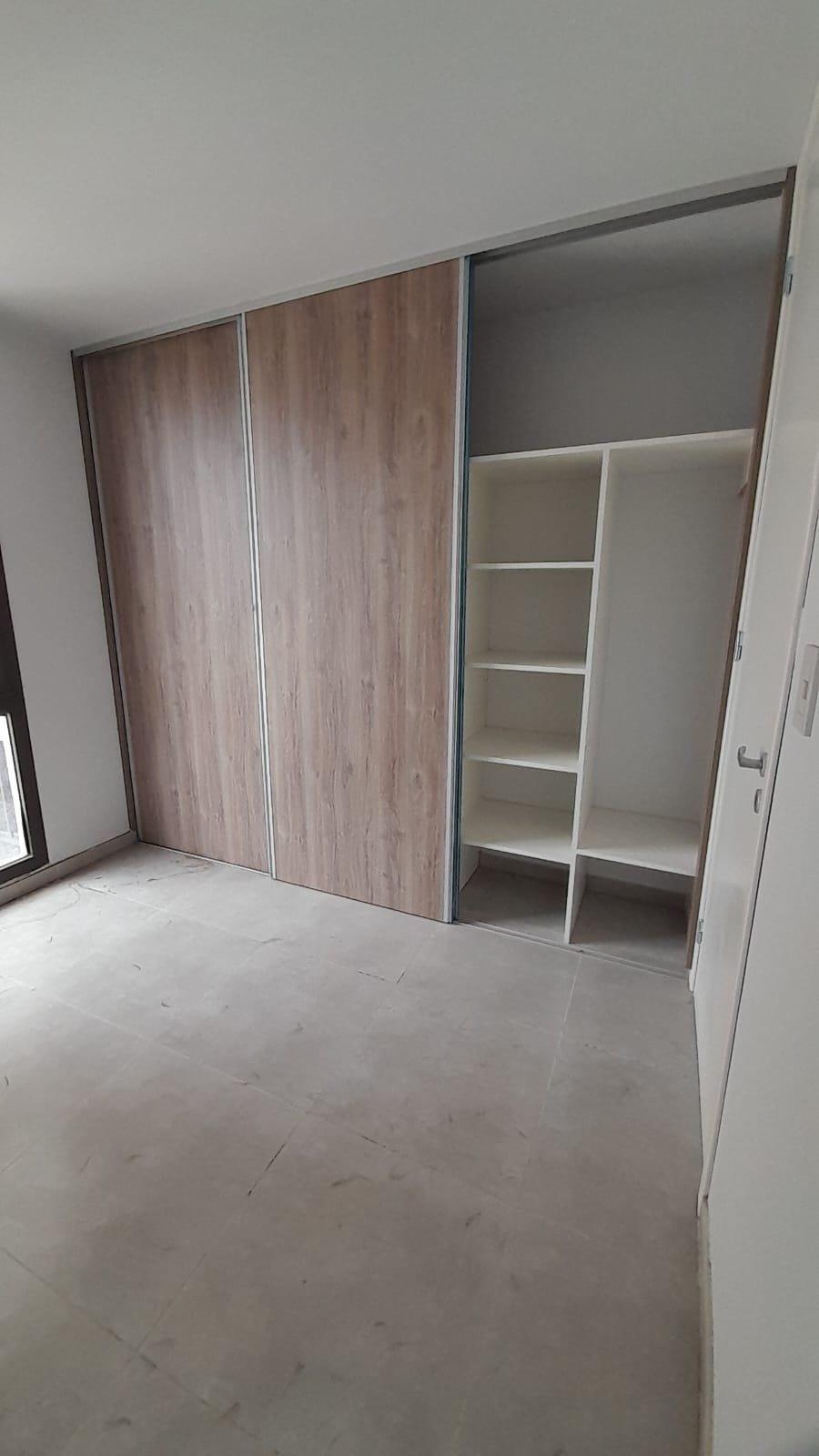 1 dormitorio (con Placard) · baño · cocina integrada al estar comedor · balcón · 5to piso vista al frente · cochera · escritura - foto 9