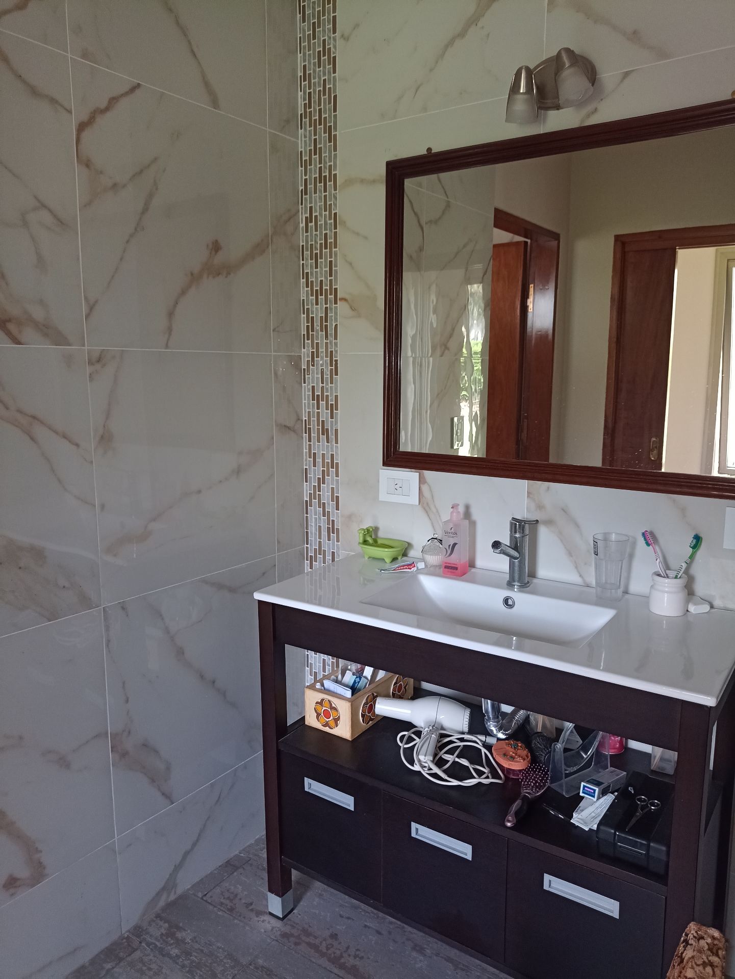 3 dormitorios ( suite en p/baja) · 3 baños · cocina · despensa lavadero · living comedor · living p/alta · galería con asador y amplio patio · garaje para 2 vehículos · lote de 1.000m2 · superficie cubierta 400m2 - foto 12