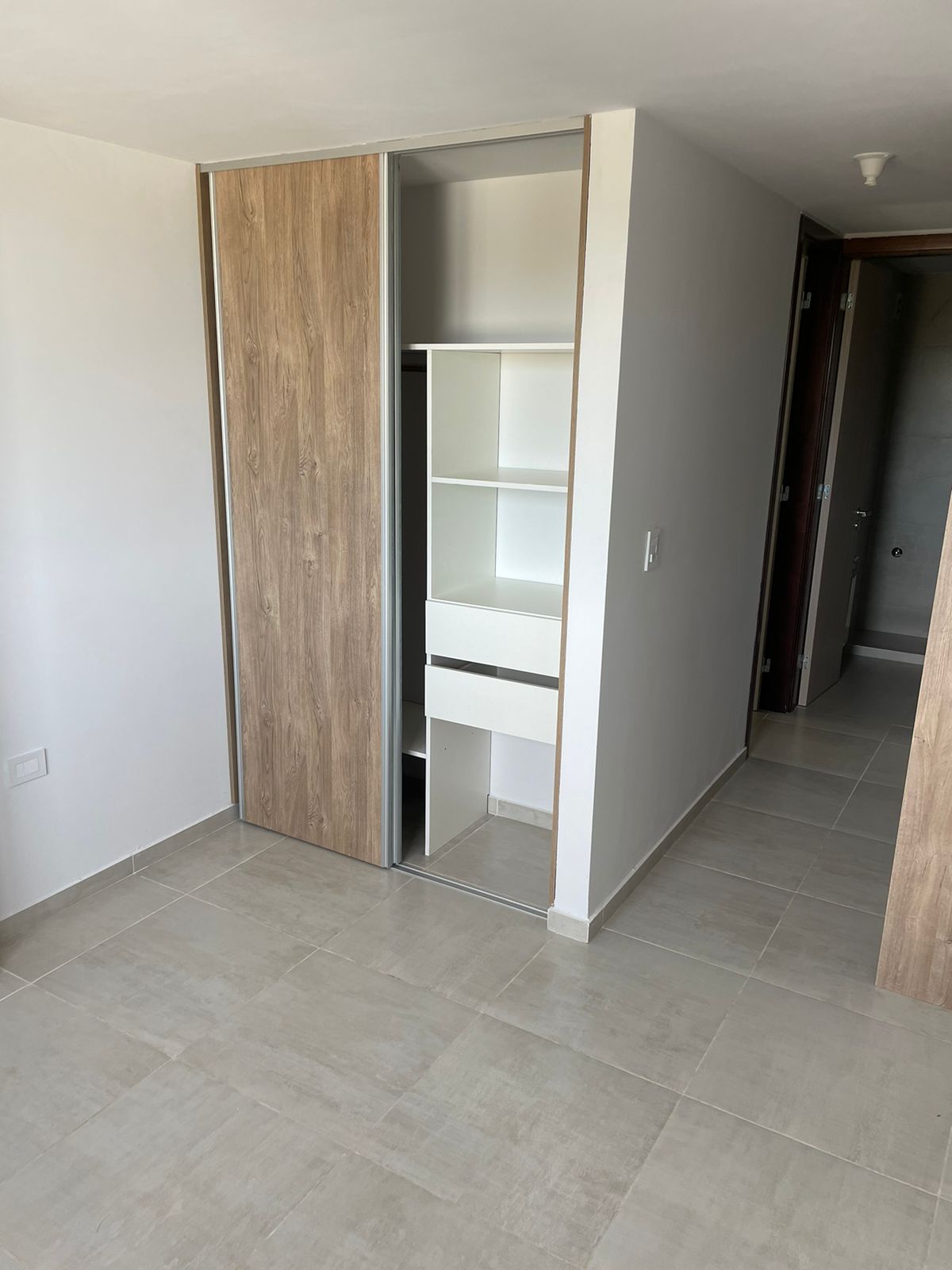 3 dormitorios (Placard) · 2 baños ( principal con ante baño) cocina · living comedor · balcón · 1 er piso ctra frente · gym · piscina parrilleros - foto 10