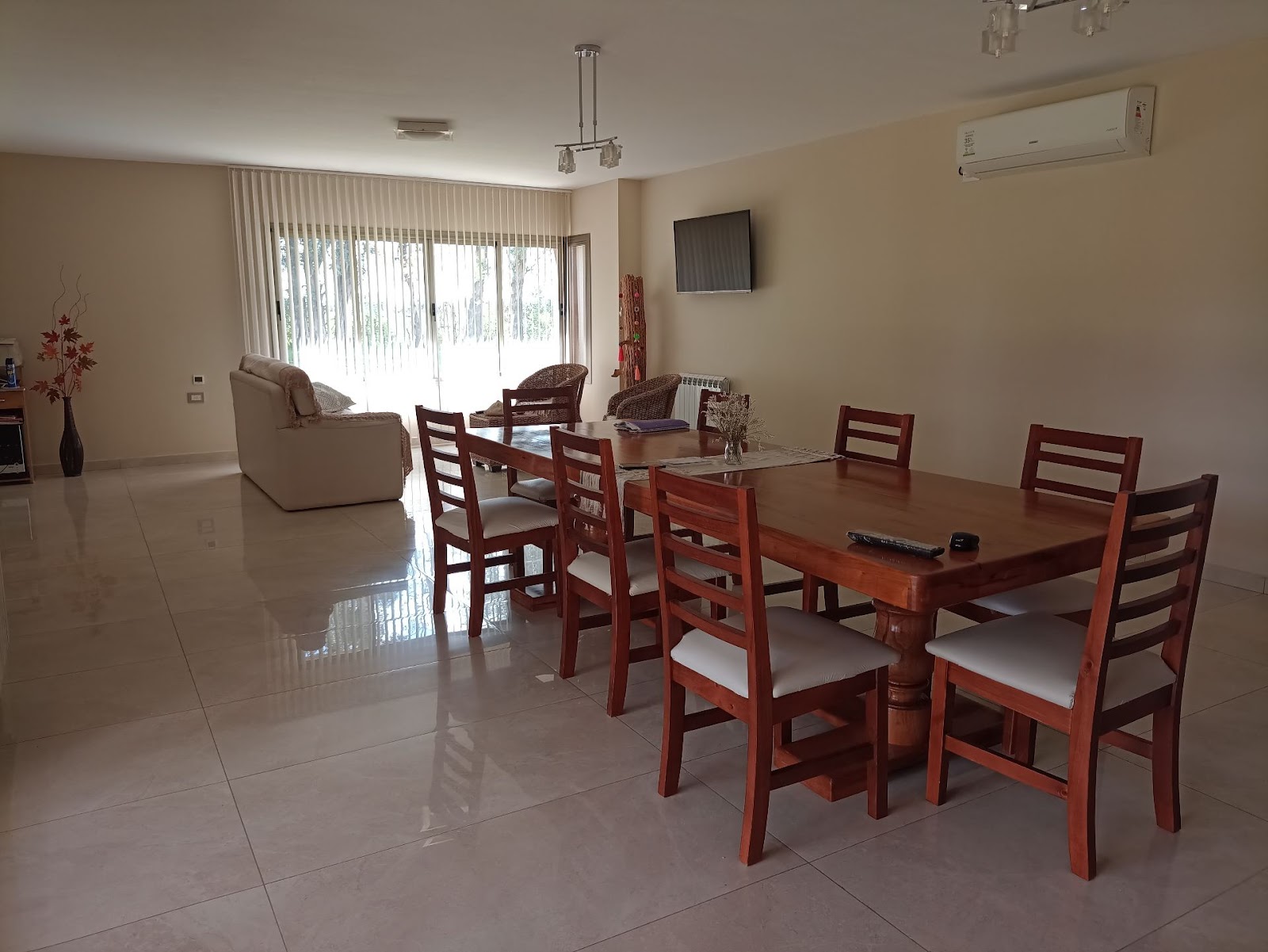 3 dormitorios ( suite en p/baja) · 3 baños · cocina · despensa lavadero · living comedor · living p/alta · galería con asador y amplio patio · garaje para 2 vehículos · lote de 1.000m2 · superficie cubierta 400m2 - foto 5