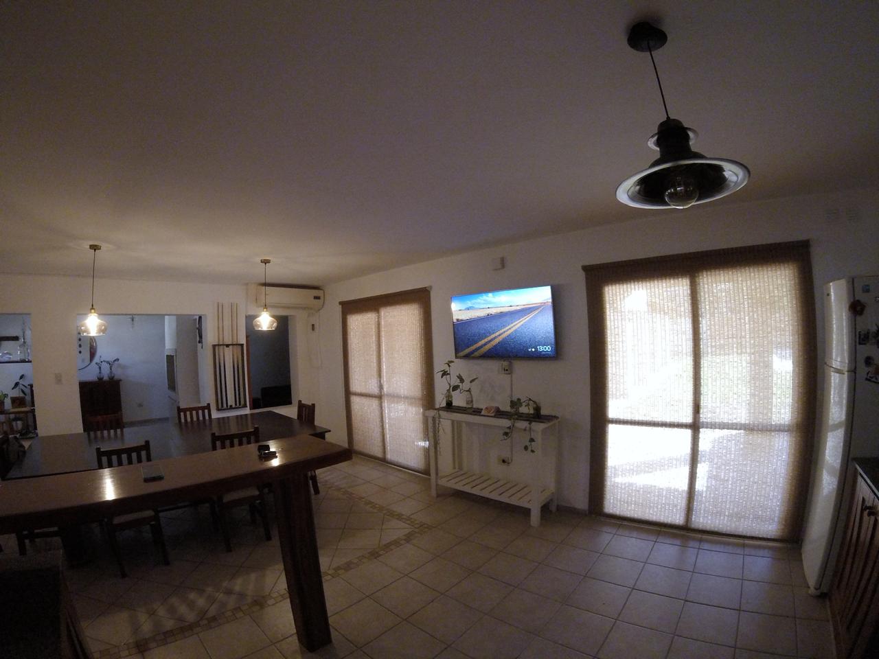2 habitaciones (1 con vestidor) · escritorio ( posible 3er habitación)3 baños · cocina · comedor living · recibidor · garaje doble quincho · patio grande con piscina - foto 4