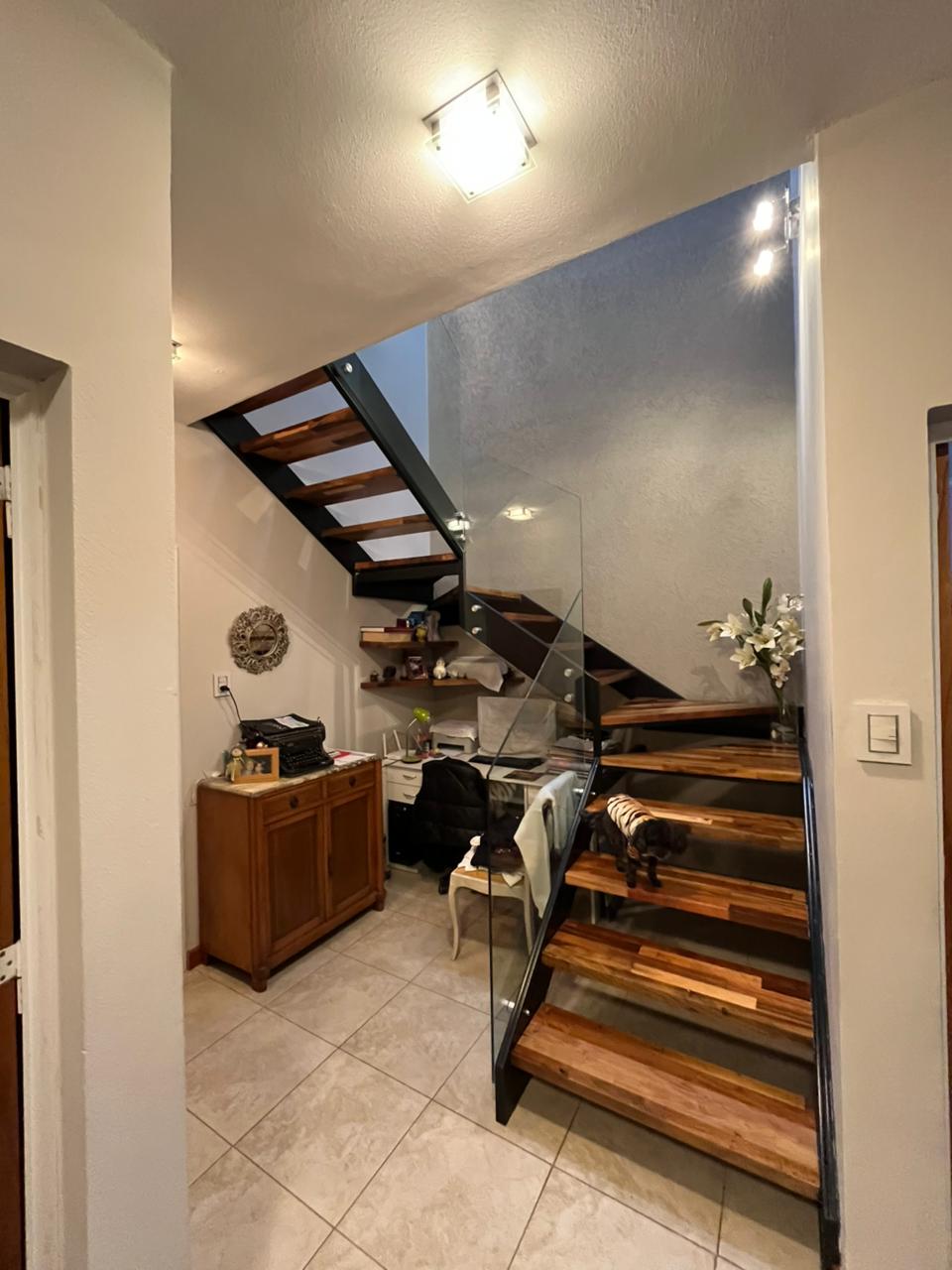 3 dormitorios ( 2 p/baja-suite en p/alta) · 4 baños en total · cocina · living comedor · garaje doble paralelo · quincho · amplio patio con piscina · patio de luz · calefacción por loza radiante · superf. Cubierta 330m2 · lote 12.85 x 45 25 total 581.46m2 · antigüedad 2010/2020 - foto 12