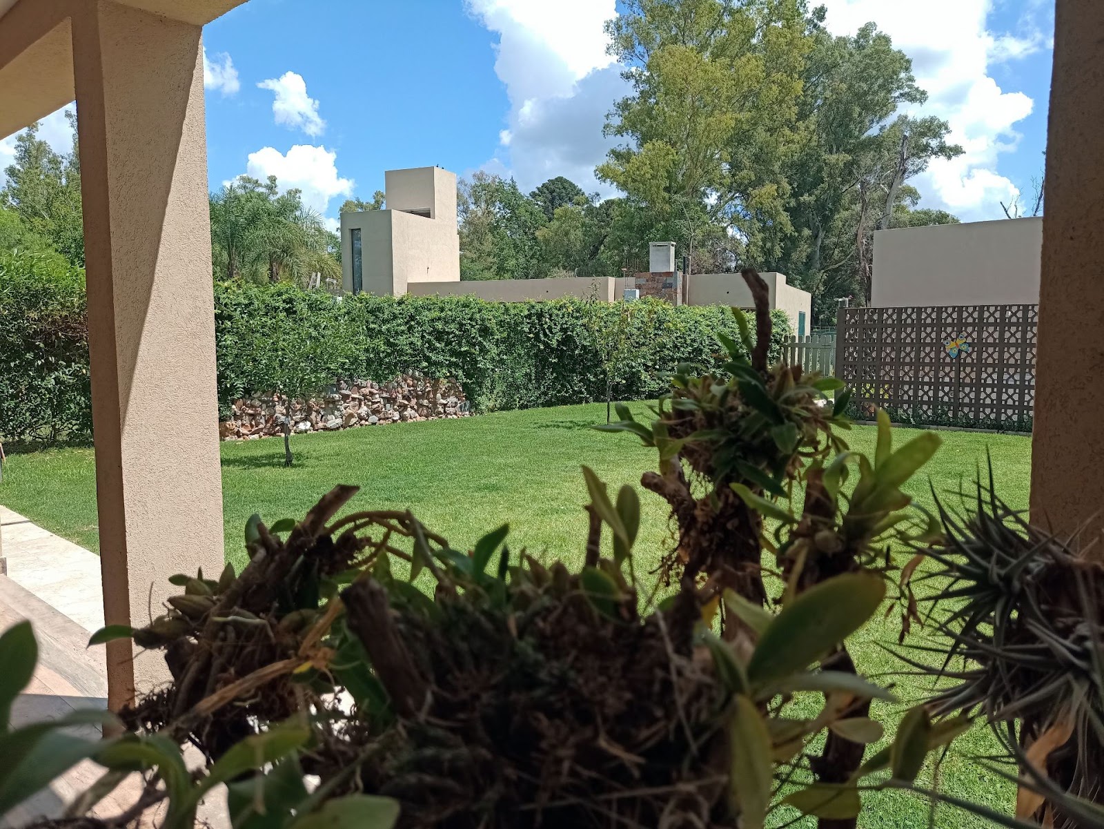 3 dormitorios ( suite en p/baja) · 3 baños · cocina · despensa lavadero · living comedor · living p/alta · galería con asador y amplio patio · garaje para 2 vehículos · lote de 1.000m2 · superficie cubierta 400m2 - foto 16
