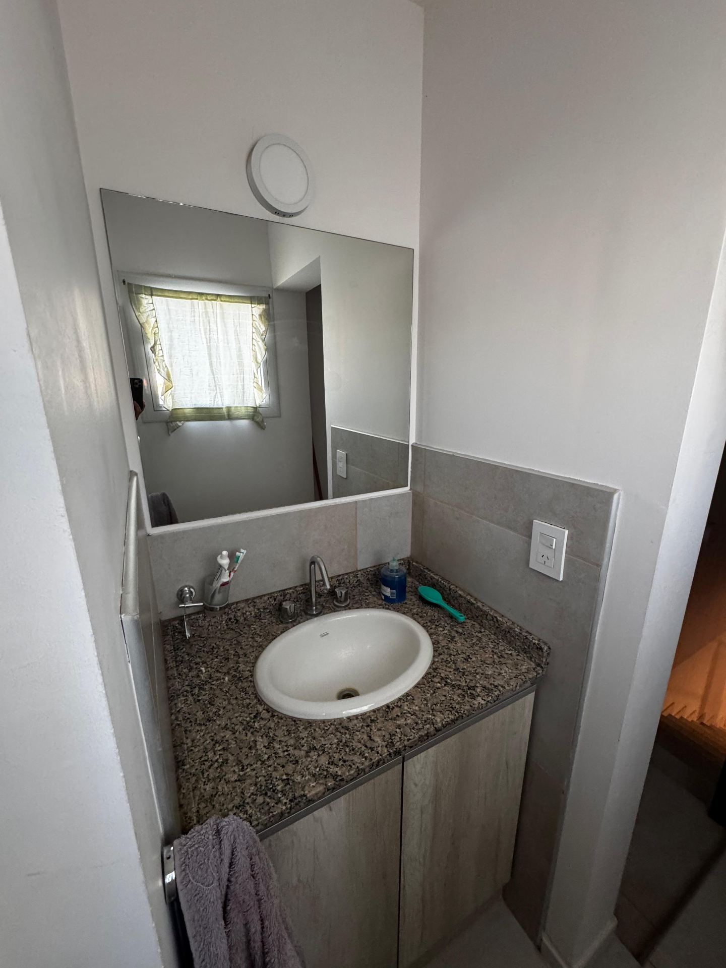 2 dormitorios ( ambos con Placard) · 2 baños (principal con ante baño) · cochera doble con portón automático · patio amplio con asador · escritura en trámite - foto 9