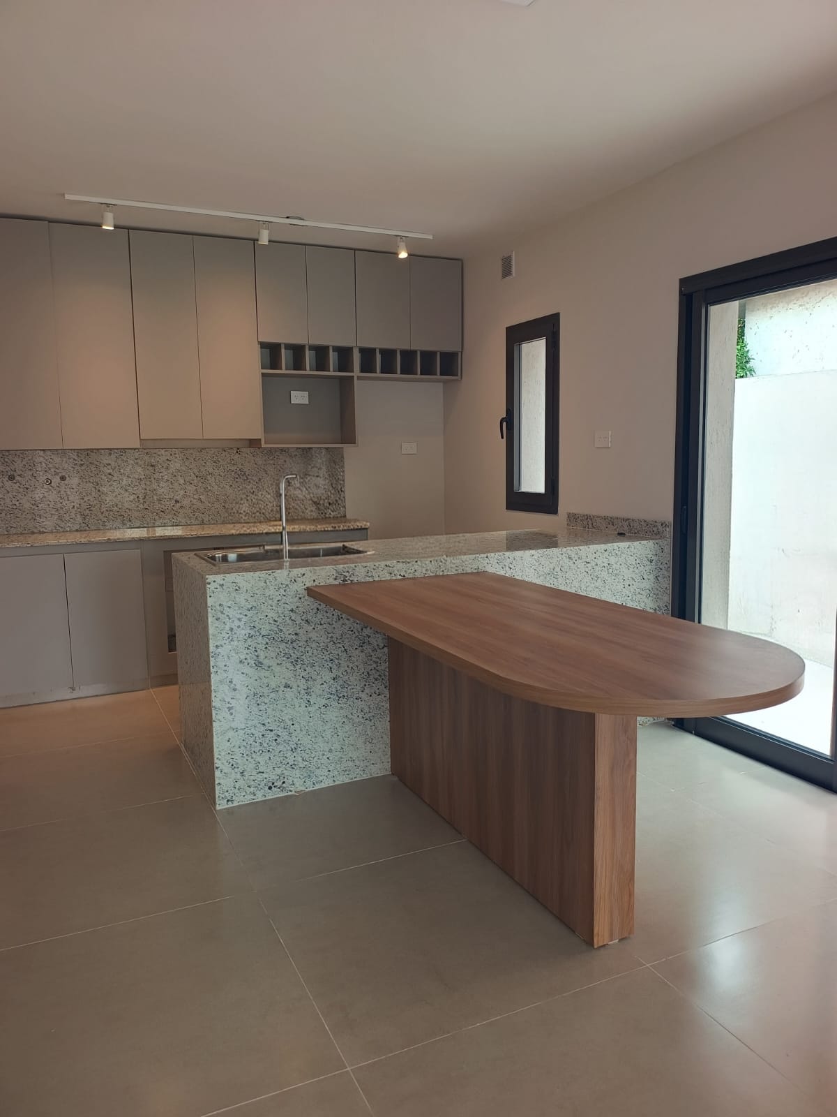 2 dormitorios (ambos con Placard) · cocina integrada al estar comedor · baño · jardín delantero · patio con asador · cochera para 2 autos · calefacción central · lote 250m2 · superficie cubierta 120m2 - foto 2