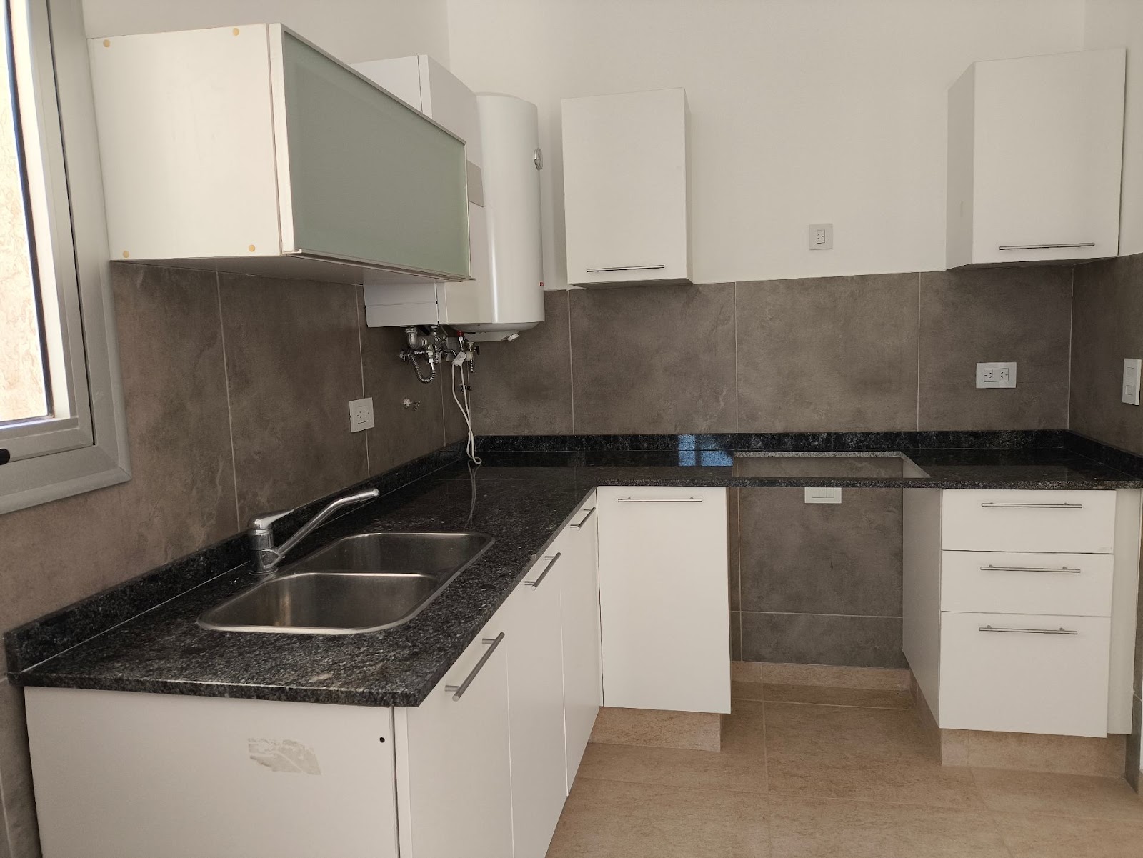 2 dormitorios (ambos con Placard) · cocina · living comedor · 2 balcónes · 1 baño · calefacción central · pisos en porcelanato · 75m2 propios · 2 cocheras · escritura en trámite - foto 9