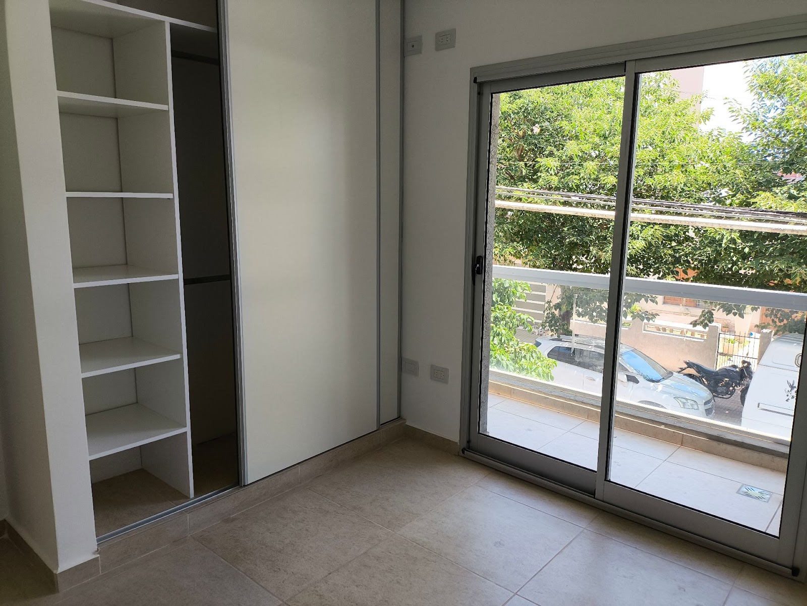 2 dormitorios (ambos con Placard) · cocina · living comedor · 2 balcónes · 1 baño · calefacción central · pisos en porcelanato · 75m2 propios · 2 cocheras · escritura en trámite - foto 4