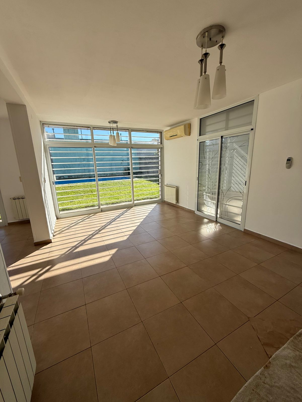 2 dormitorios ( ambos con Placard) · baño y ante baño · cocina · living comedor · lavadero · cochera doble en paralelo co portón automático · amplio patio con piscina · calefacción central por radiadores · superficie cubierta 127m2 · superficie lote 398m2 · antigüedad 2012 - foto 4