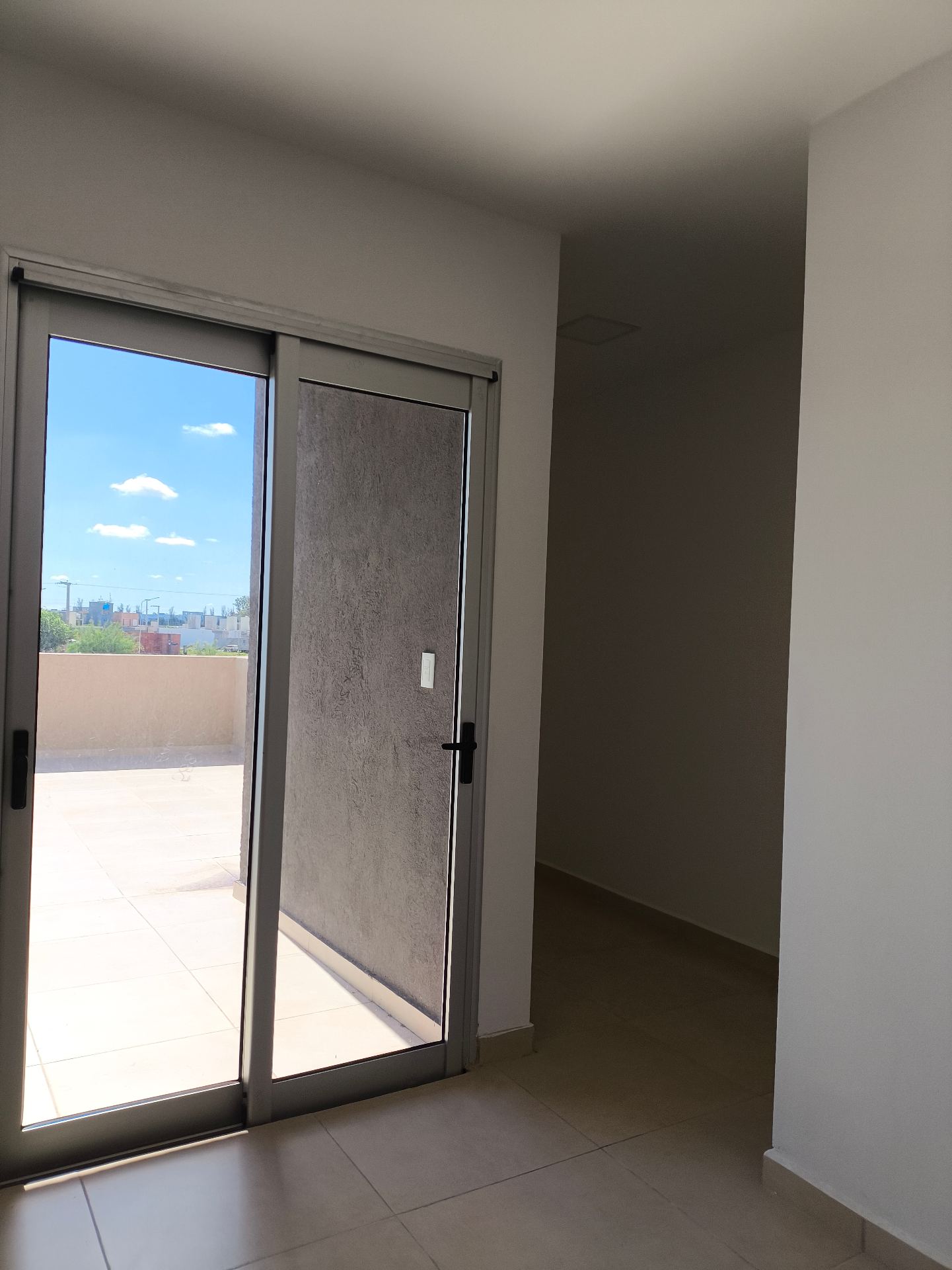 2 dormitorios (1 con vestidory terraza) · cocina integrada al living comedor · 2 baños · patio amplio con asador · cochera doble con portón automático · escritura en trámite - foto 11