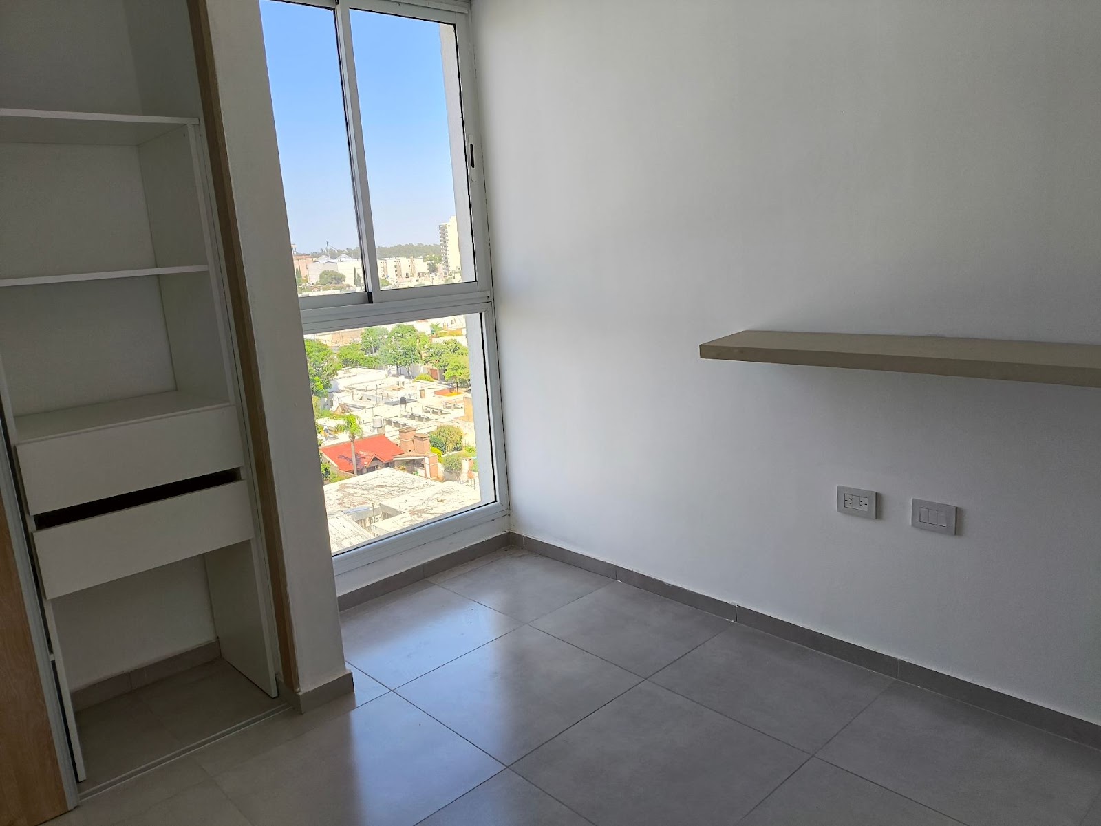 1 dormitorio (Placard) · cocina integrada al estar comedor · balcón · baño · 10mo piso · piscina y parrilleros en terraza · escritura · desocupado - foto 15