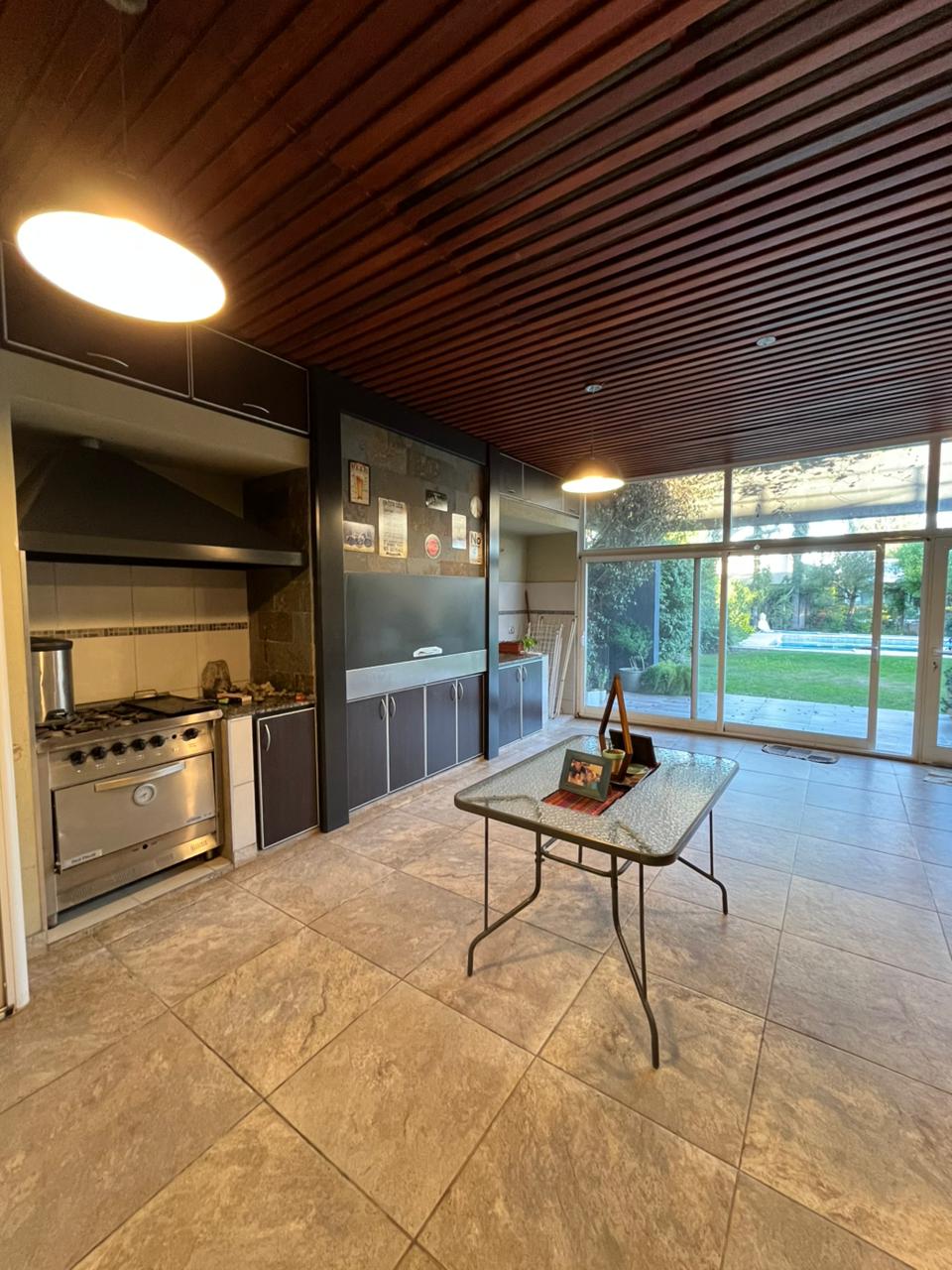 3 dormitorios ( 2 p/baja-suite en p/alta) · 4 baños en total · cocina · living comedor · garaje doble paralelo · quincho · amplio patio con piscina · patio de luz · calefacción por loza radiante · superf. Cubierta 330m2 · lote 12.85 x 45 25 total 581.46m2 · antigüedad 2010/2020 - foto 8