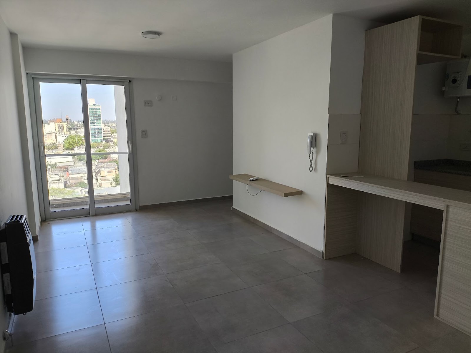 1 dormitorio (Placard) · cocina integrada al estar comedor · balcón · baño · 10mo piso · piscina y parrilleros en terraza · escritura · desocupado - foto 4