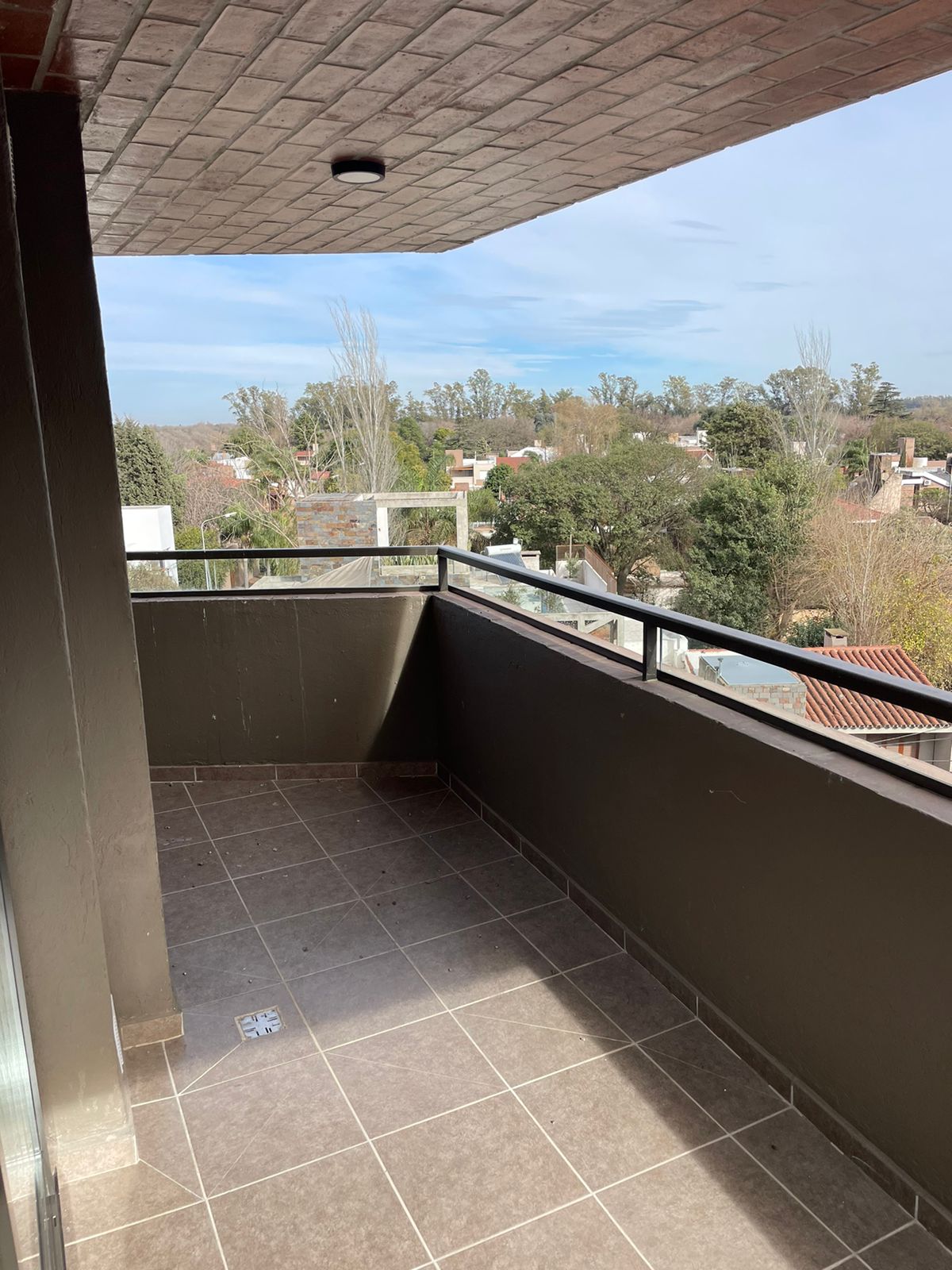 3 dormitorios (Placard) · 2 baños ( principal con ante baño) cocina · living comedor · balcón · 1 er piso ctra frente · gym · piscina parrilleros - foto 3