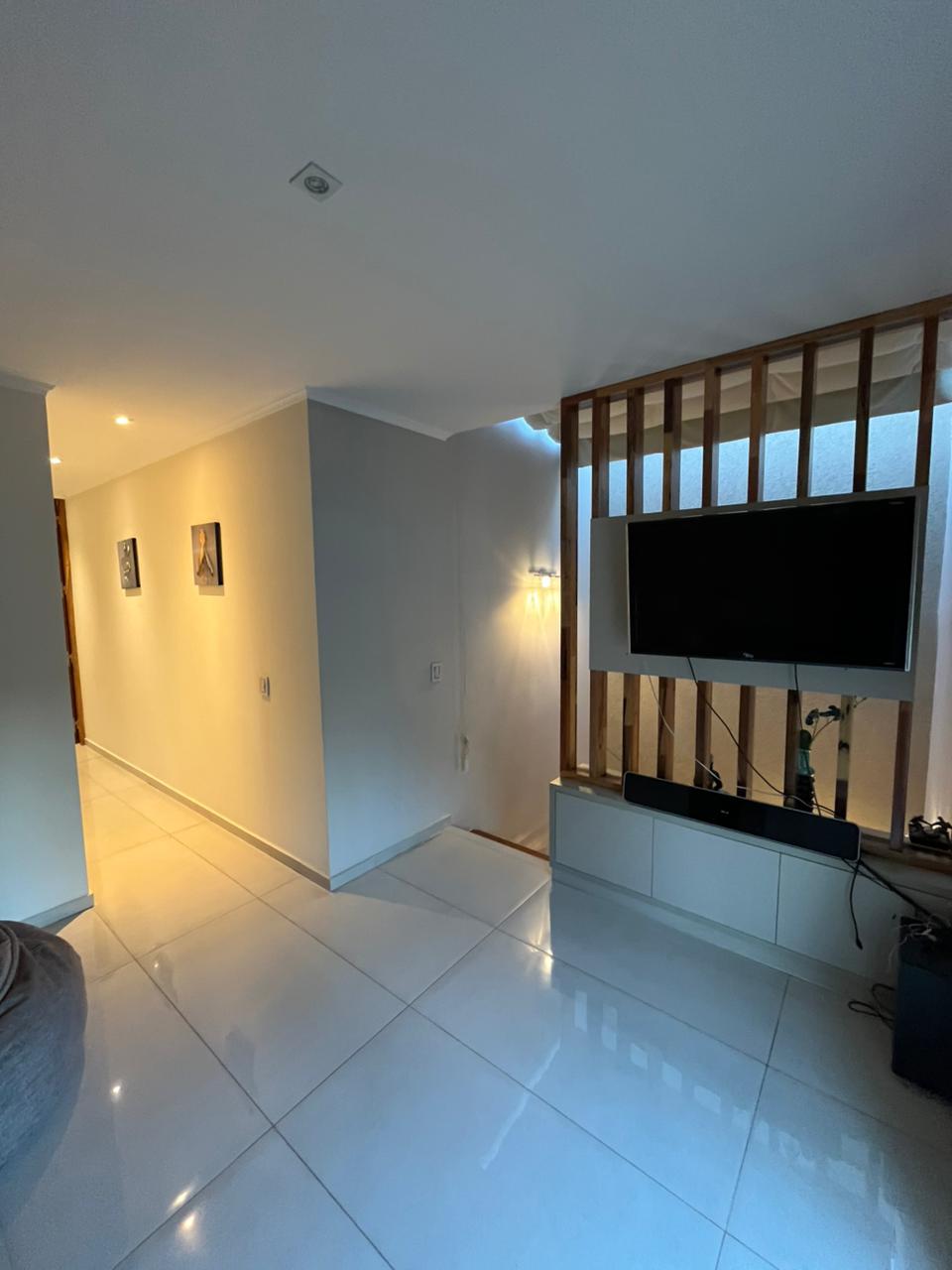 3 dormitorios ( 2 p/baja-suite en p/alta) · 4 baños en total · cocina · living comedor · garaje doble paralelo · quincho · amplio patio con piscina · patio de luz · calefacción por loza radiante · superf. Cubierta 330m2 · lote 12.85 x 45 25 total 581.46m2 · antigüedad 2010/2020 - foto 3