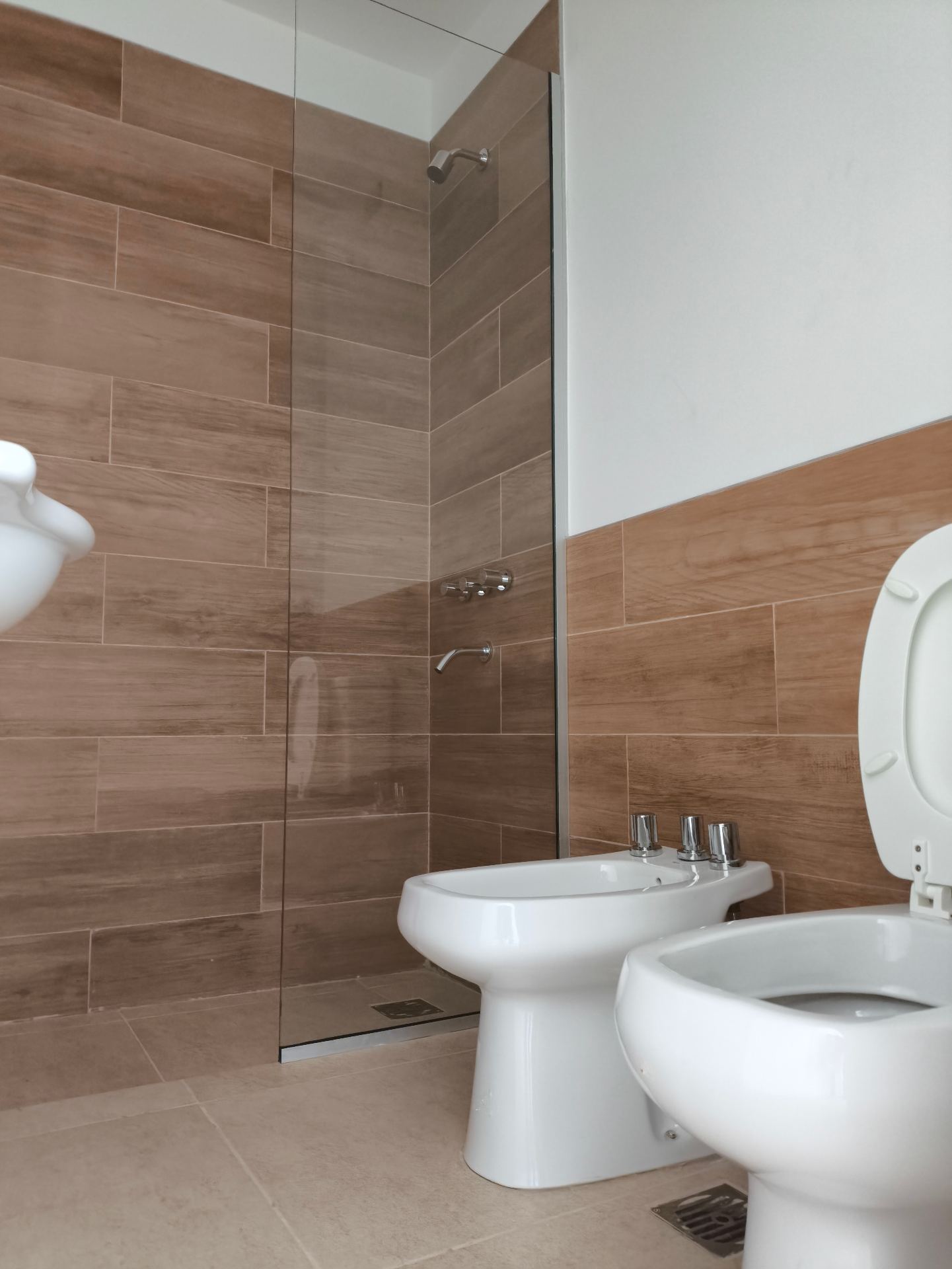 2 dormitorios (ambos con Placard) · cocina · living comedor · 2 balcónes · 1 baño · calefacción central · pisos en porcelanato · 75m2 propios · 2 cocheras · escritura en trámite - foto 5