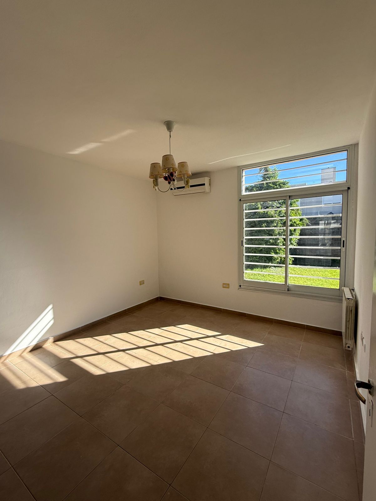2 dormitorios ( ambos con Placard) · baño y ante baño · cocina · living comedor · lavadero · cochera doble en paralelo co portón automático · amplio patio con piscina · calefacción central por radiadores · superficie cubierta 127m2 · superficie lote 398m2 · antigüedad 2012 - foto 12