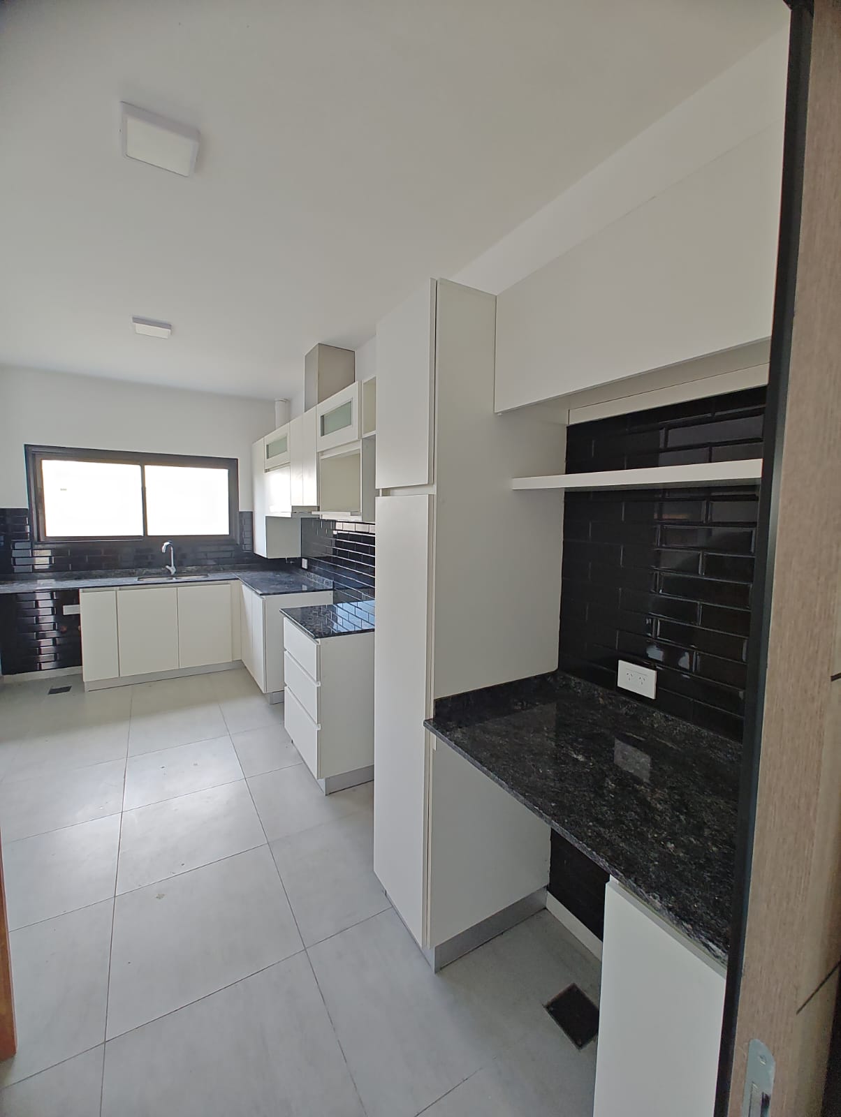 2 dormitorios (1 con vestidor/1 con Placard) · 2 baños · cocina integrada al estar comedor · galería con asador · patio · cochera doble · calefacción central · escritura - foto 2