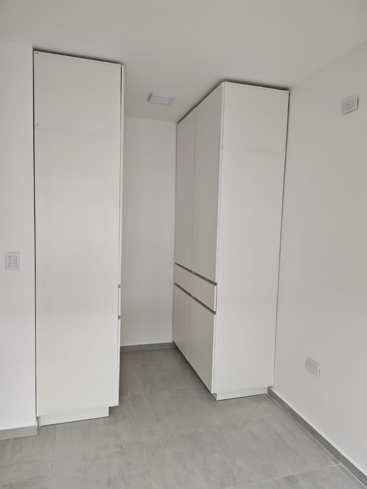 2 dormitorios (1 con vestidor/1 con Placard) · 2 baños · cocina integrada al estar comedor · galería con asador · patio · cochera doble · calefacción central · escritura - foto 9